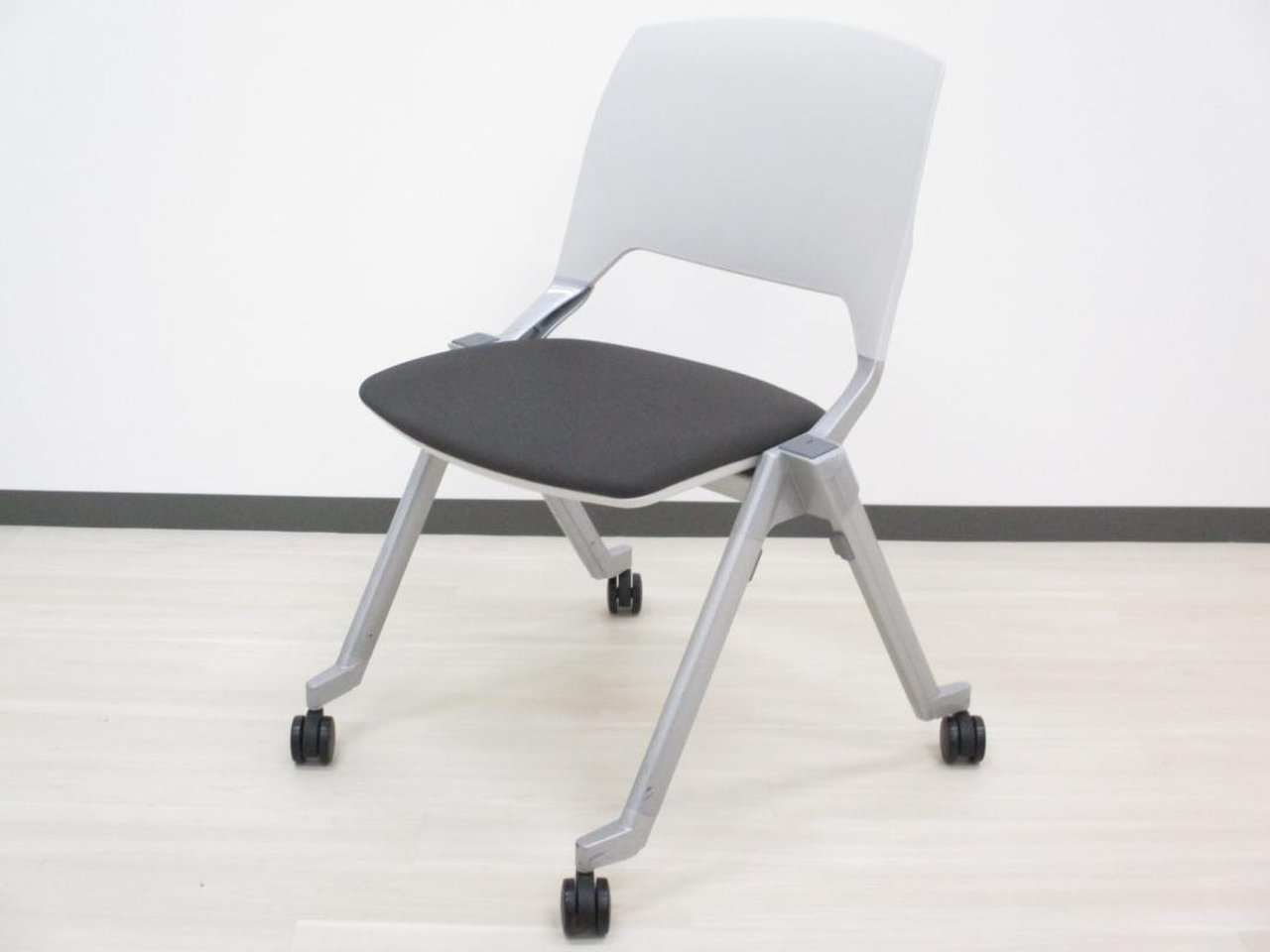 【6脚限定】ウチダ｜上に重ねて収納できる便利なスタッキングタイプ！【在庫入替セール】
                        FM-320シリーズ 
                                    中古
            