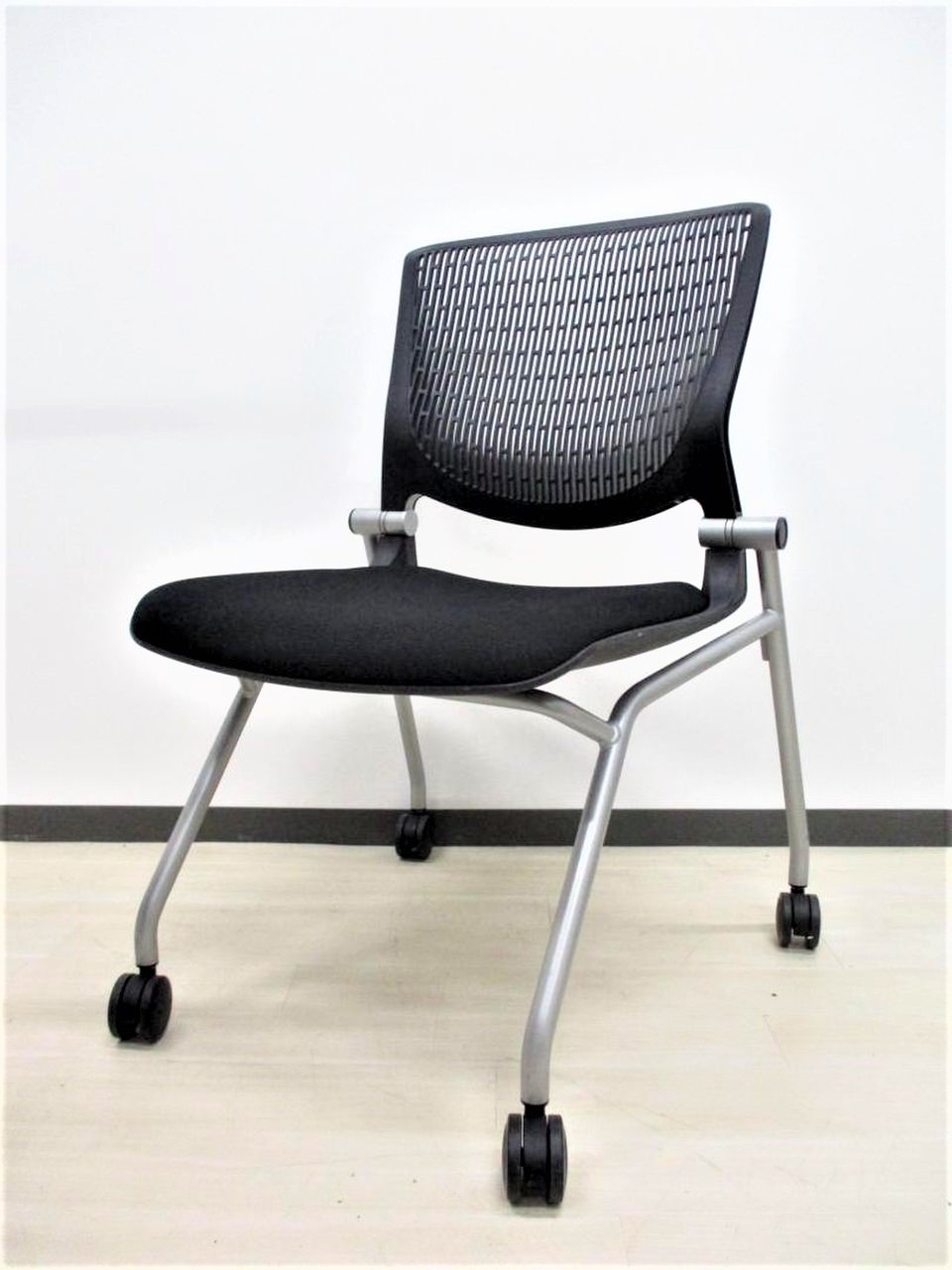 ネスティングで1番人気！座面ふっくら！長時間のミーティングでも疲れにくい！キャスター付きで移動も便利！
                        グラータ 
                                    中古
            