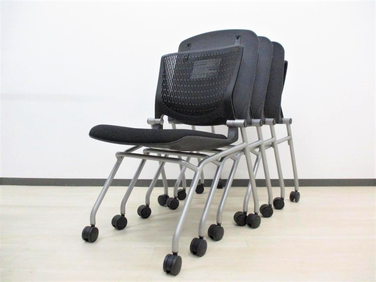 4脚セット！！座面がふっくらしていて疲れにくい！ミーティングや打ち合わせ用にオススメです！
                        グラータ 
                                    中古
            