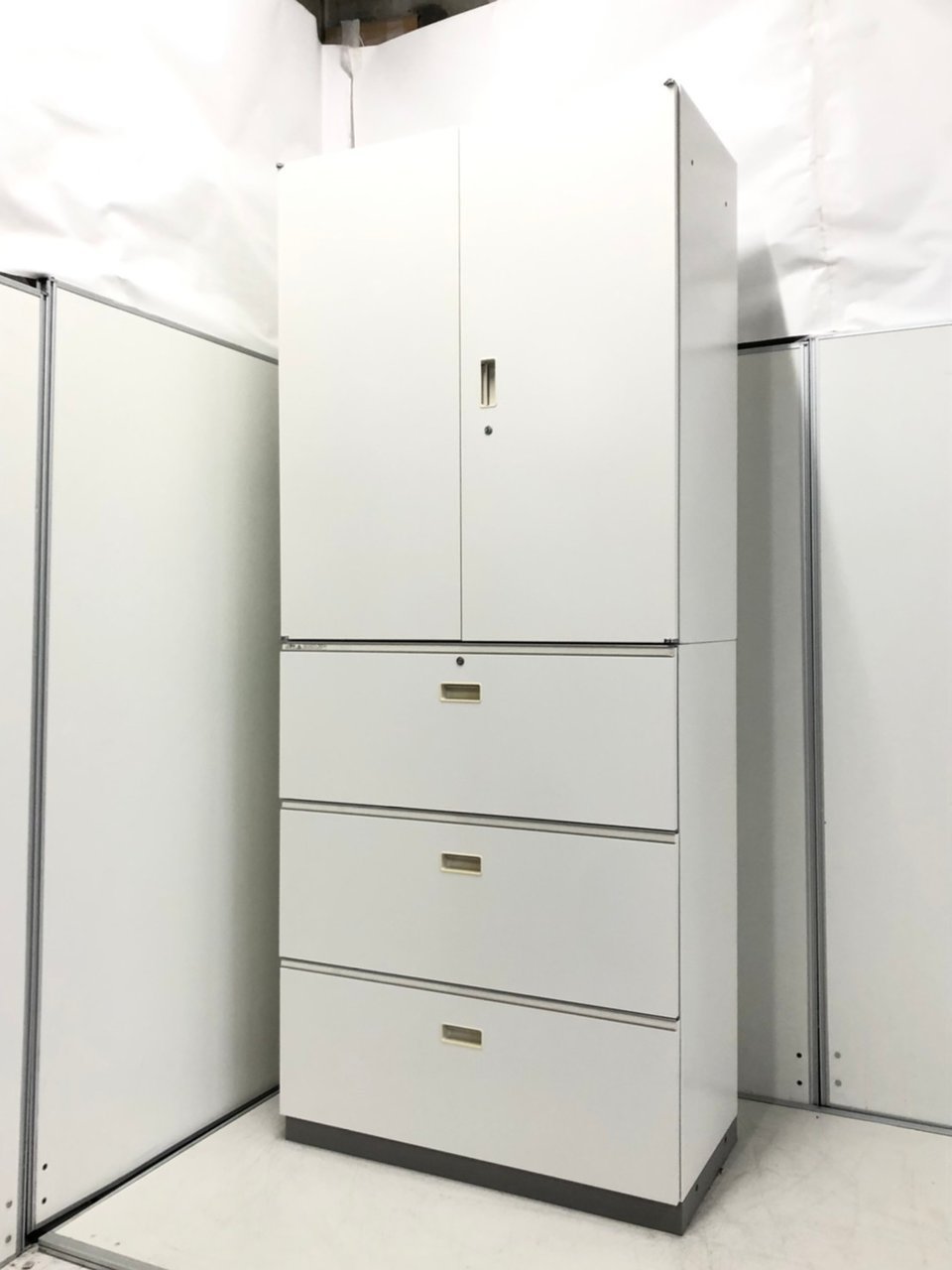 【人気のホワイト書庫！】使い勝手のよい3ラテ+両開き書庫！事務所スペースなどにおすすめ！
                        シンライン 
                                    中古
            