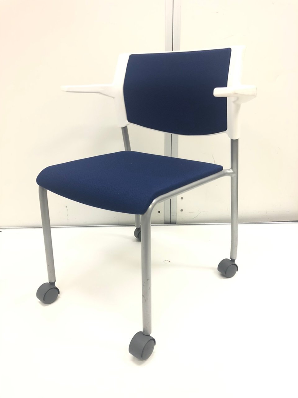 【お手頃チェア】肘付き/アイコ製/ブルー上に重ねる事可能
                        その他シリーズ
                                    中古
            