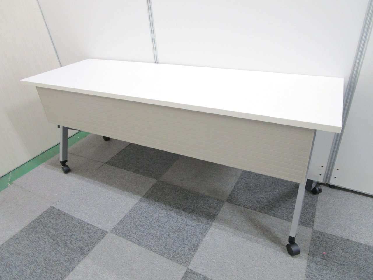 【即日お持ち帰り可能！】
状態良好なスタックテーブル入荷！
会議、セミナー用に人気です！
                        プラッテ 
                                    中古
            