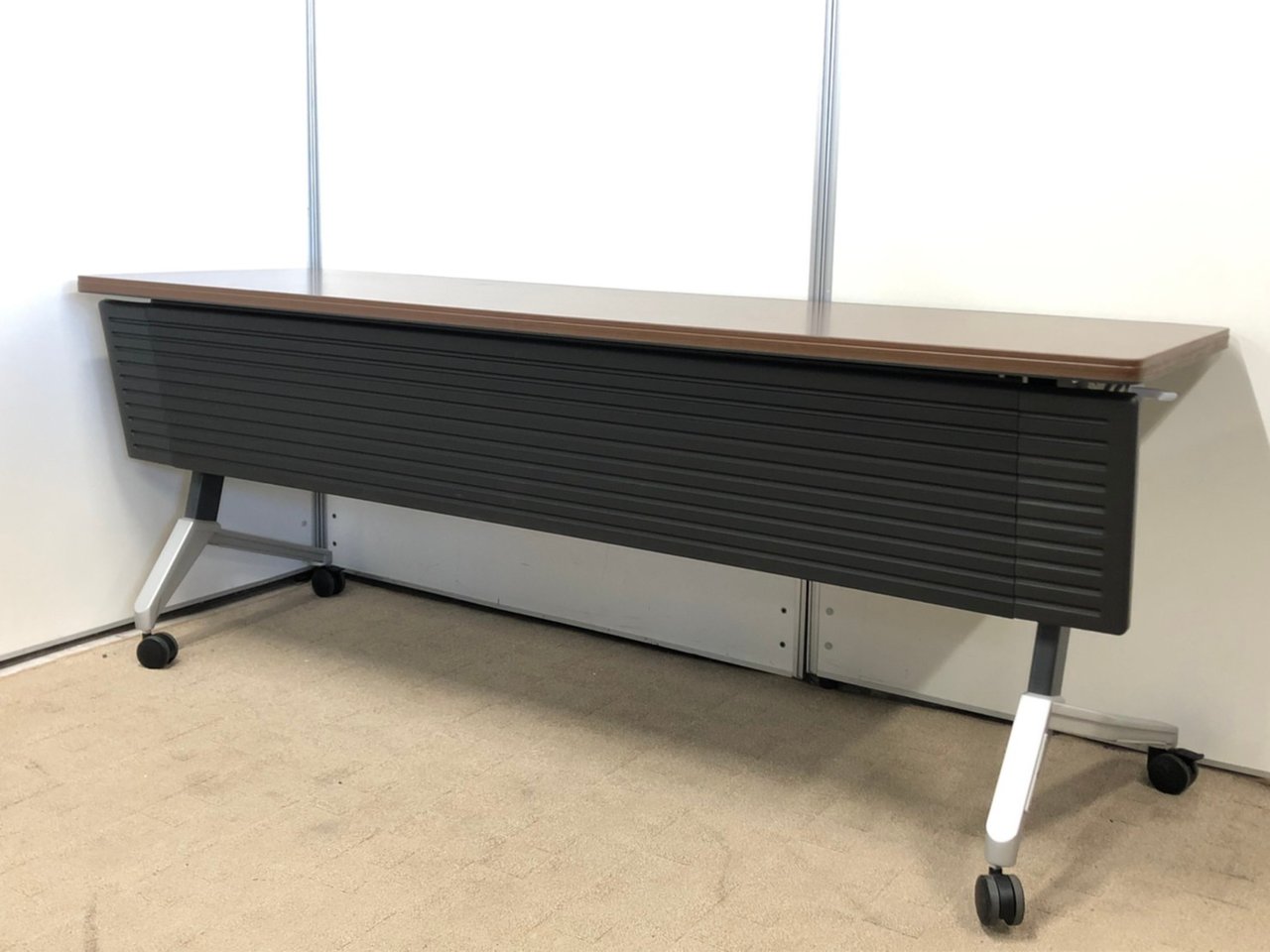 【高級感溢れる木目調】
重要な会議を行う部屋にもぴったり

                        その他シリーズ
                                    中古
            