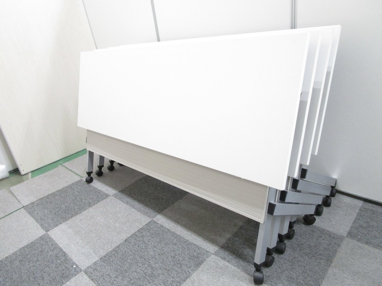 【お得な4台セットで10％OFF！】
会議室に便利なテーブル！
早い者勝ちの特価です！
                        プラッテ 
                                    中古
            