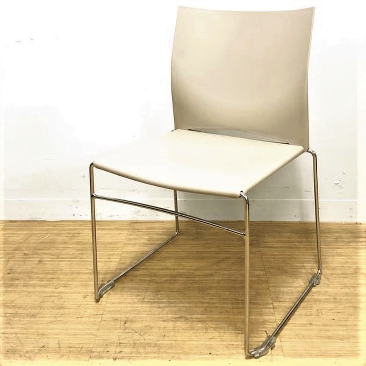 スタッキングチェア　樹脂素材で汚れにくい
                        その他シリーズ
                                    中古
            