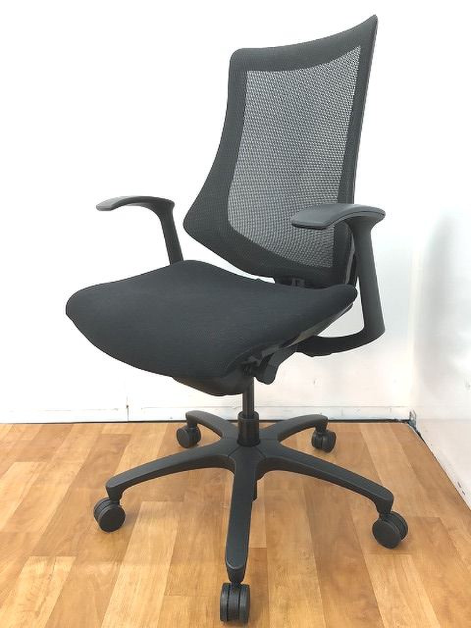 人気商品！！【湾曲型の背もたれメッシュが快適です！！在宅ワークにもおすすめのOAチェアの入荷です！！】■固定肘
                        エフ 
                                    中古
            