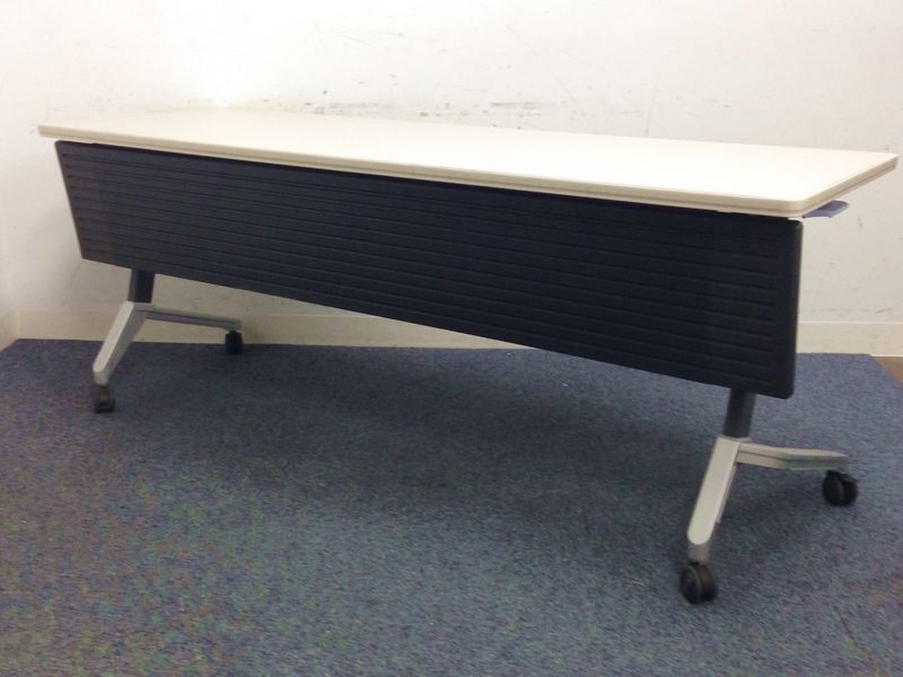 重ねて収納可能！組み合わせ次第で様々な場所で活躍します！コクヨ/サイドスタックテーブル/ニューグレー/幕板付き
                        その他シリーズ
                                    中古
            