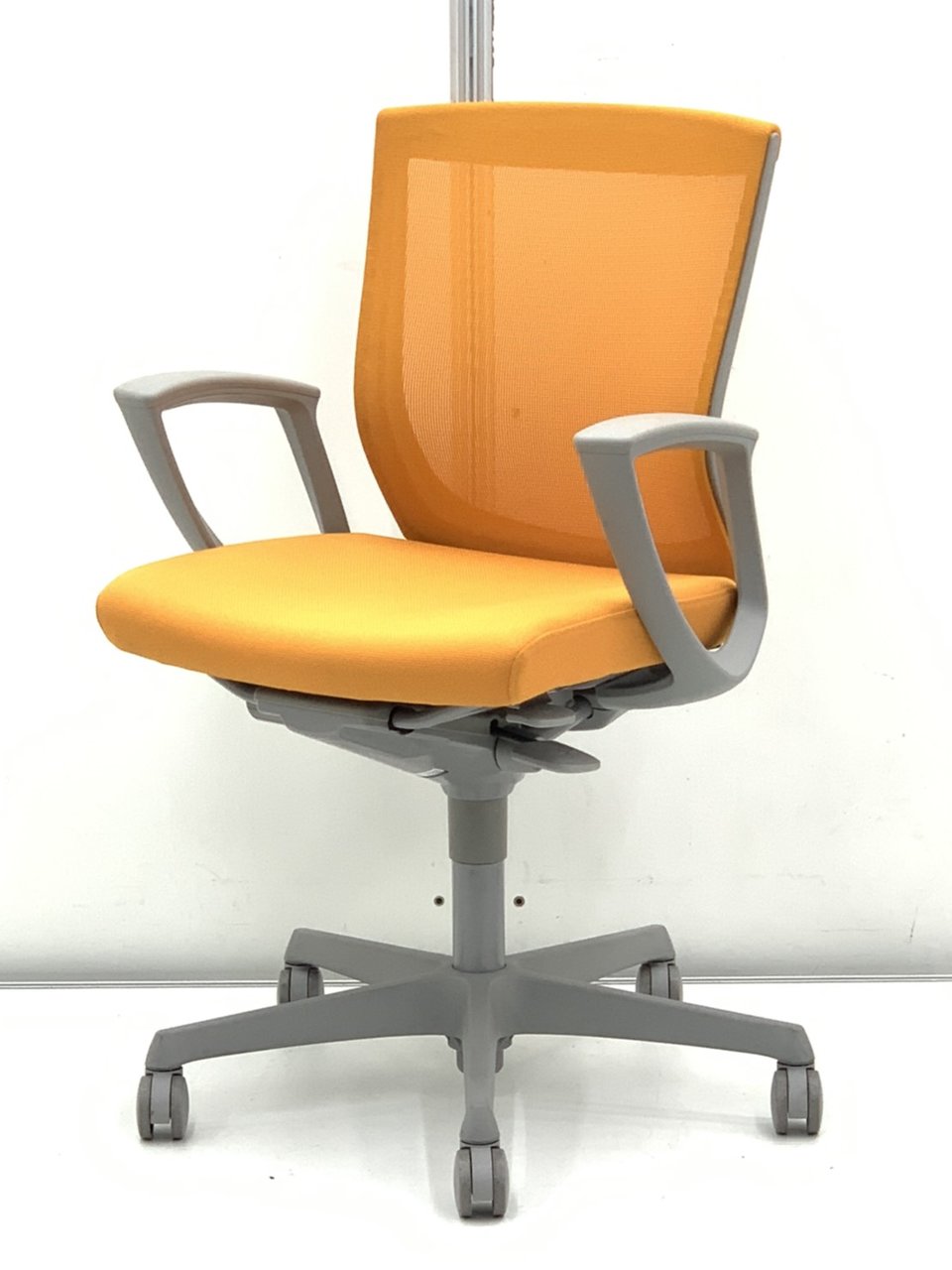 【定番メッシュチェア入荷！】オカムラ（okamura）ESCUDO(エスクード)/メッシュ/色：アプリコット(オレンジ)　ローバック　デザインアーム付き
                        エスクード（メッシュ） 
                                    中古
            