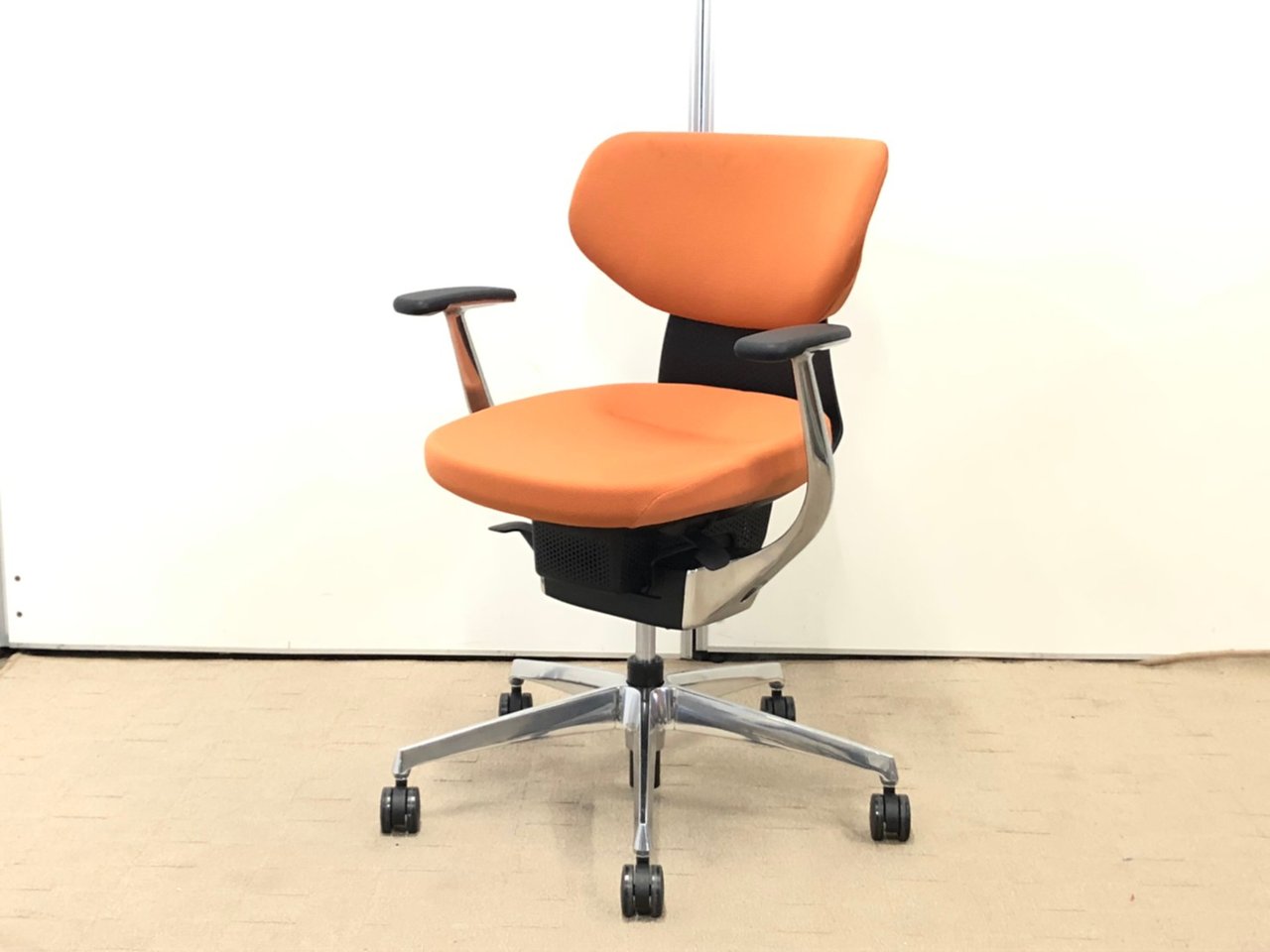 【現行機種入荷！】
無重力のような新感覚の座り心地！
まだまだ中古では出回りの少ないイングが立川店に入荷！

                        イング 
                                    中古
            