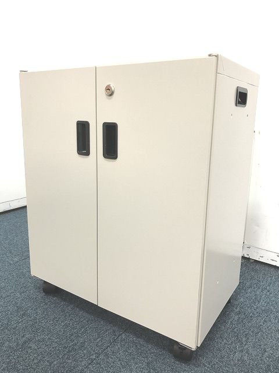 【デスク下にいかがでしょうか！！コンパクトサイズ両開き書庫！！】
                        その他シリーズ
                                    中古
            