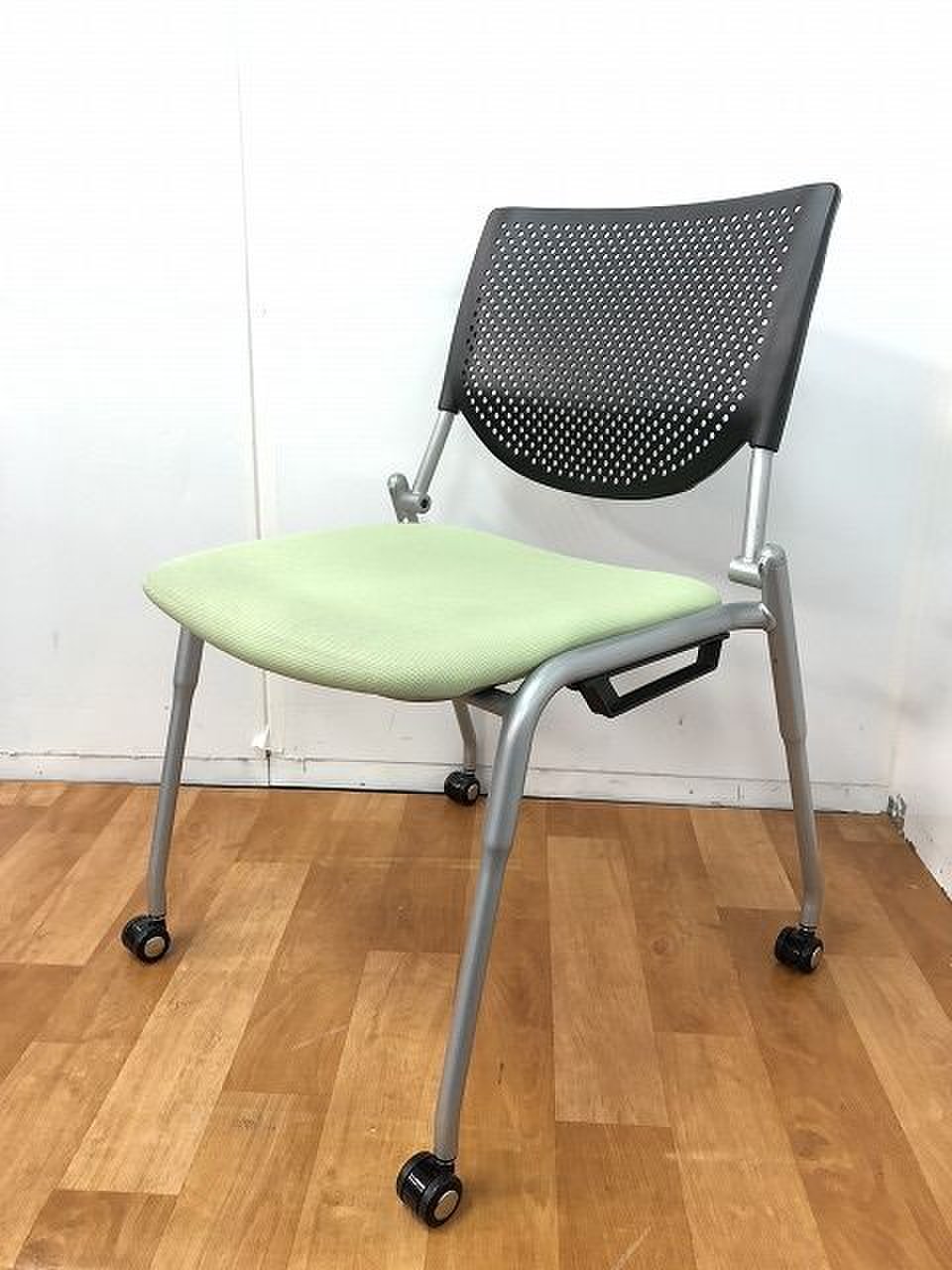 【通気性の良い背もたれデザインの人気シリーズスタッキングチェアの入荷です！！】■おつとめ品
                        プロスタック 
                                    中古
            