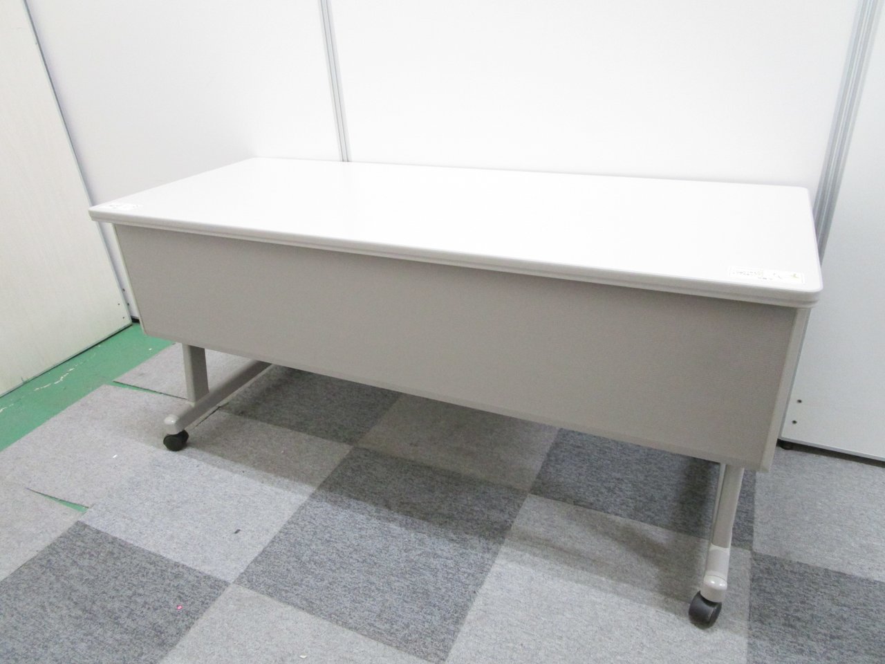 【幕板付きで女性も安心！】
会議室やセミナールーム用に！
重ねて収納できる便利なテーブルです！【持ち帰り可】
                        KT-900シリーズ 
                                    中古
            