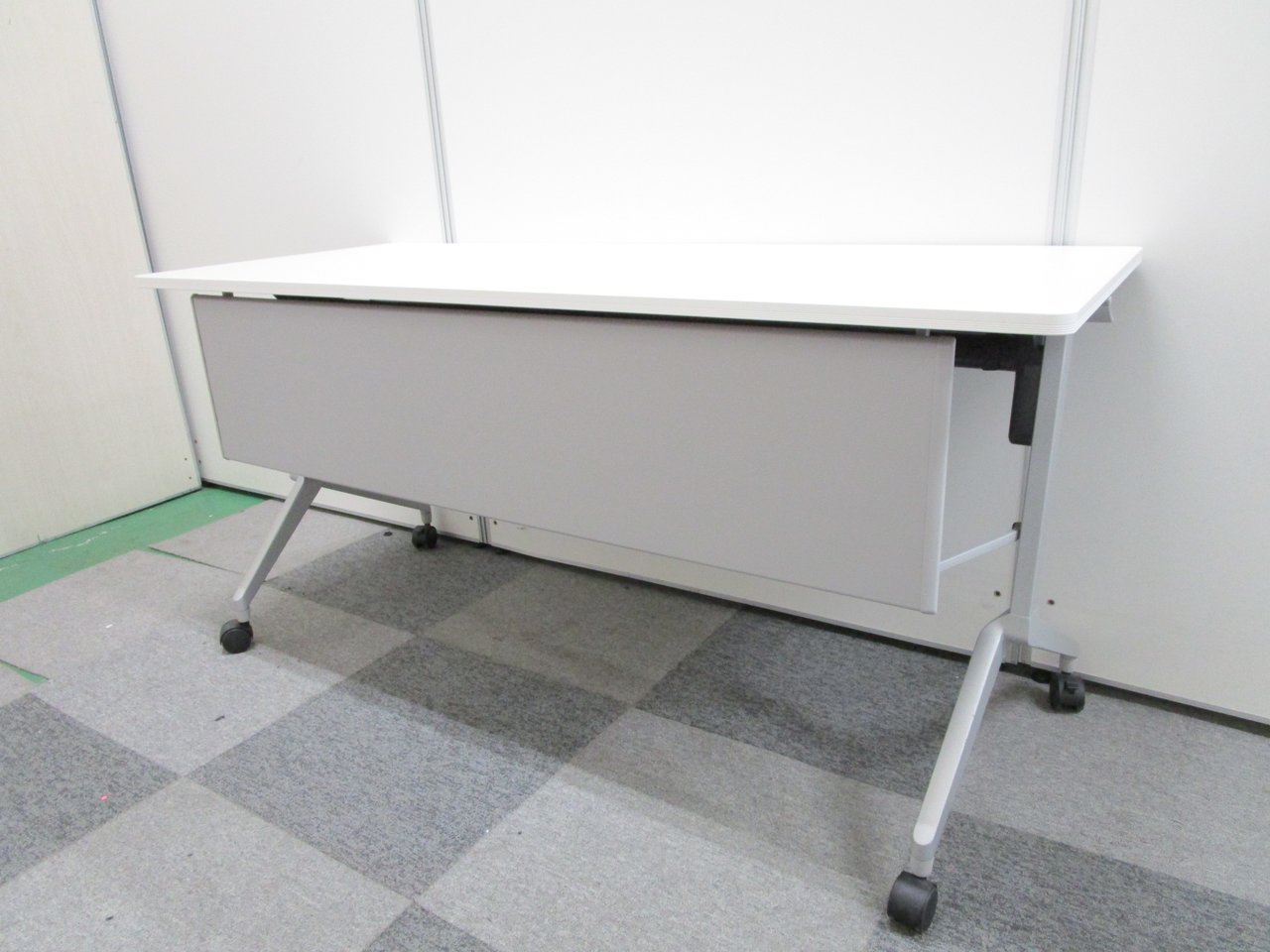 モダンなデザインのスタックテーブル【1台限り】
                        KT-1200 リーフライン  
                                    中古
            