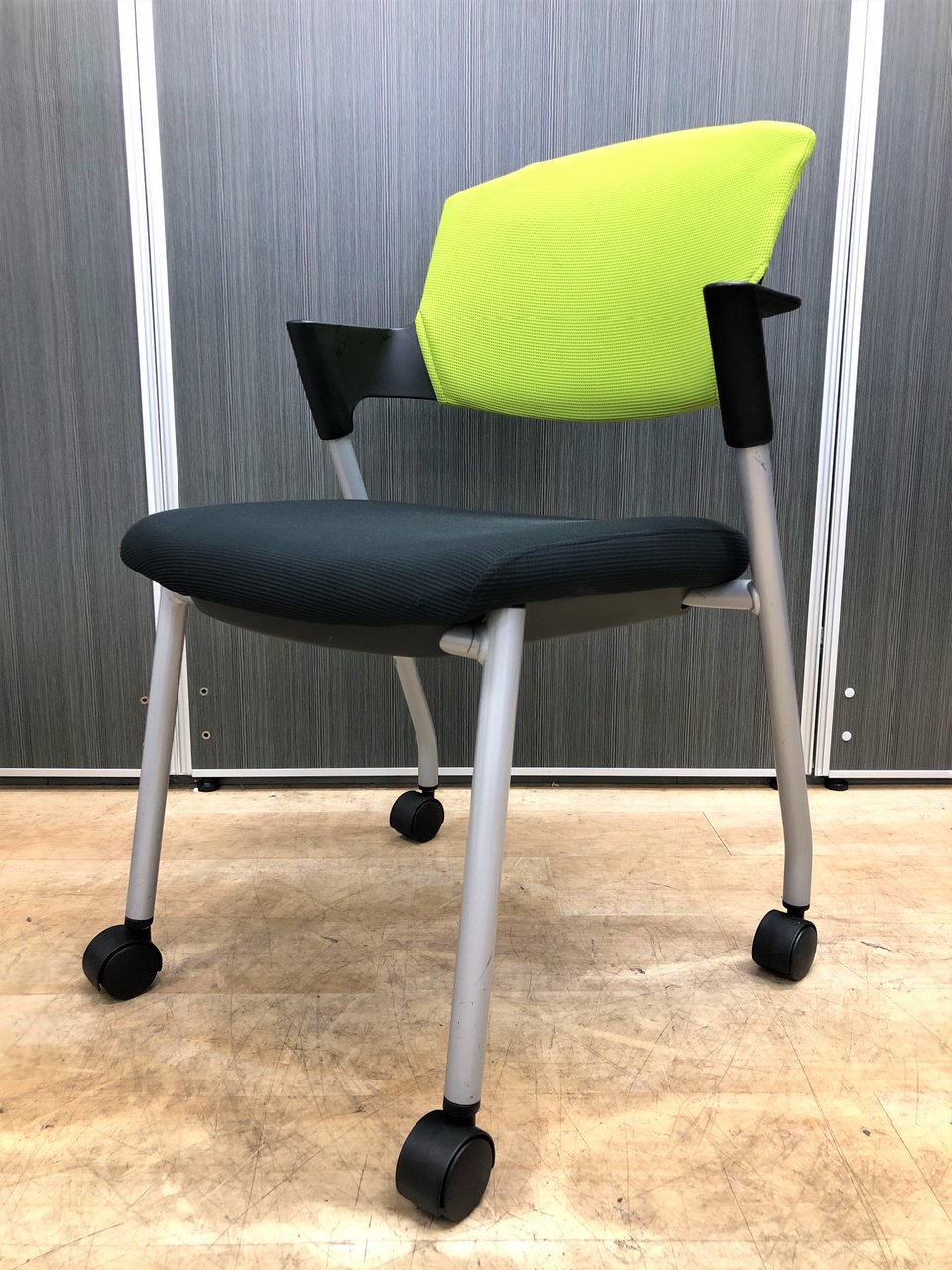 【18脚入荷】長時間でも快適な座り心地!!場所を取らないミーティング用チェア【中古】【オフィス家具】【東京】【大阪】【愛知】【岐阜】
                        プロッティ（キャスター付） 
                                    中古
            