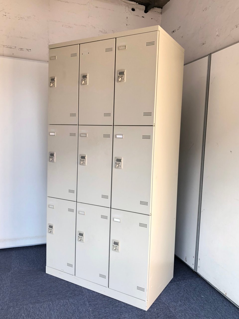 9人用ロッカー。かばんや小物入れにぴったり。たっぷり収納。

                        SLB-9
                                    中古
            