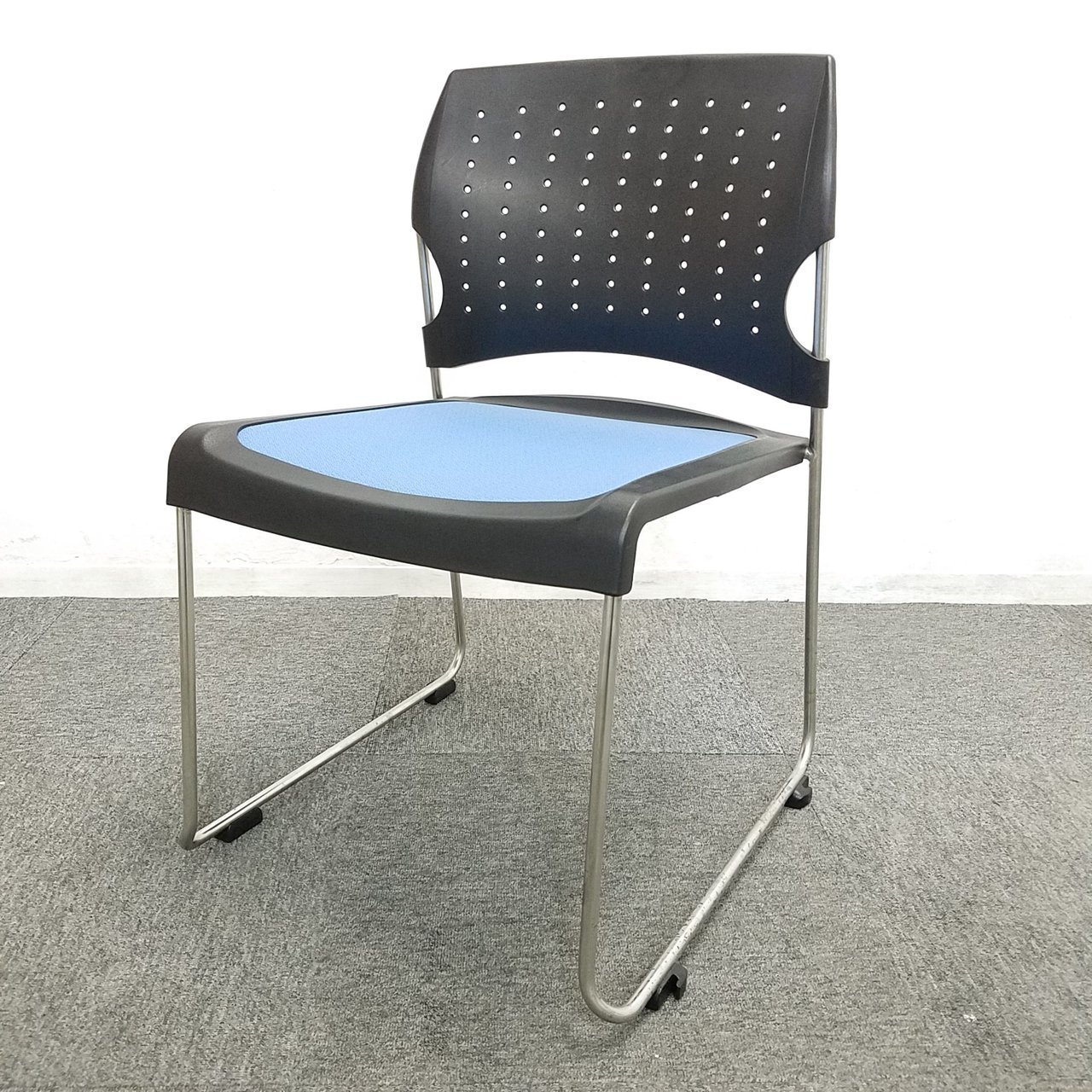 【10%オフ】【3脚入荷】おしゃれなスタッキングチェアが入荷！ 中古 オフィス 家具
                        プレド 
                                    中古
            