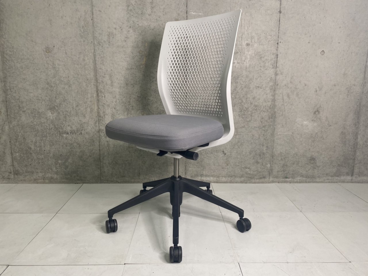 【専門業者によるクリーニング済み！】【デザイナーズ家具】Vitra IDAir　グレー　
                        ID Air
                                    中古
            