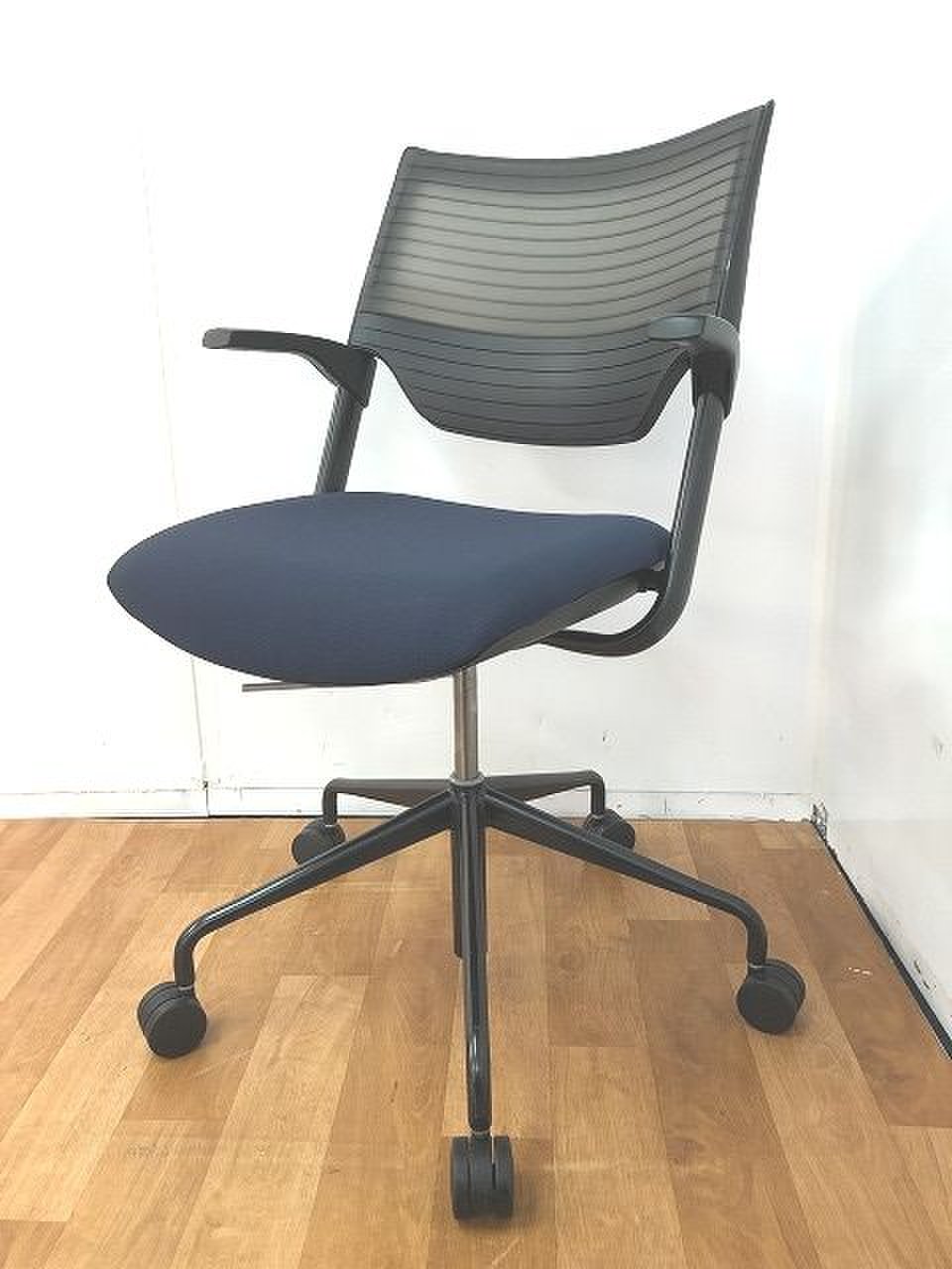 【肘付きで長時間でも快適な座り心地のミーティングチェアの入荷です！！】
                        レクシブ 
                                    中古
            