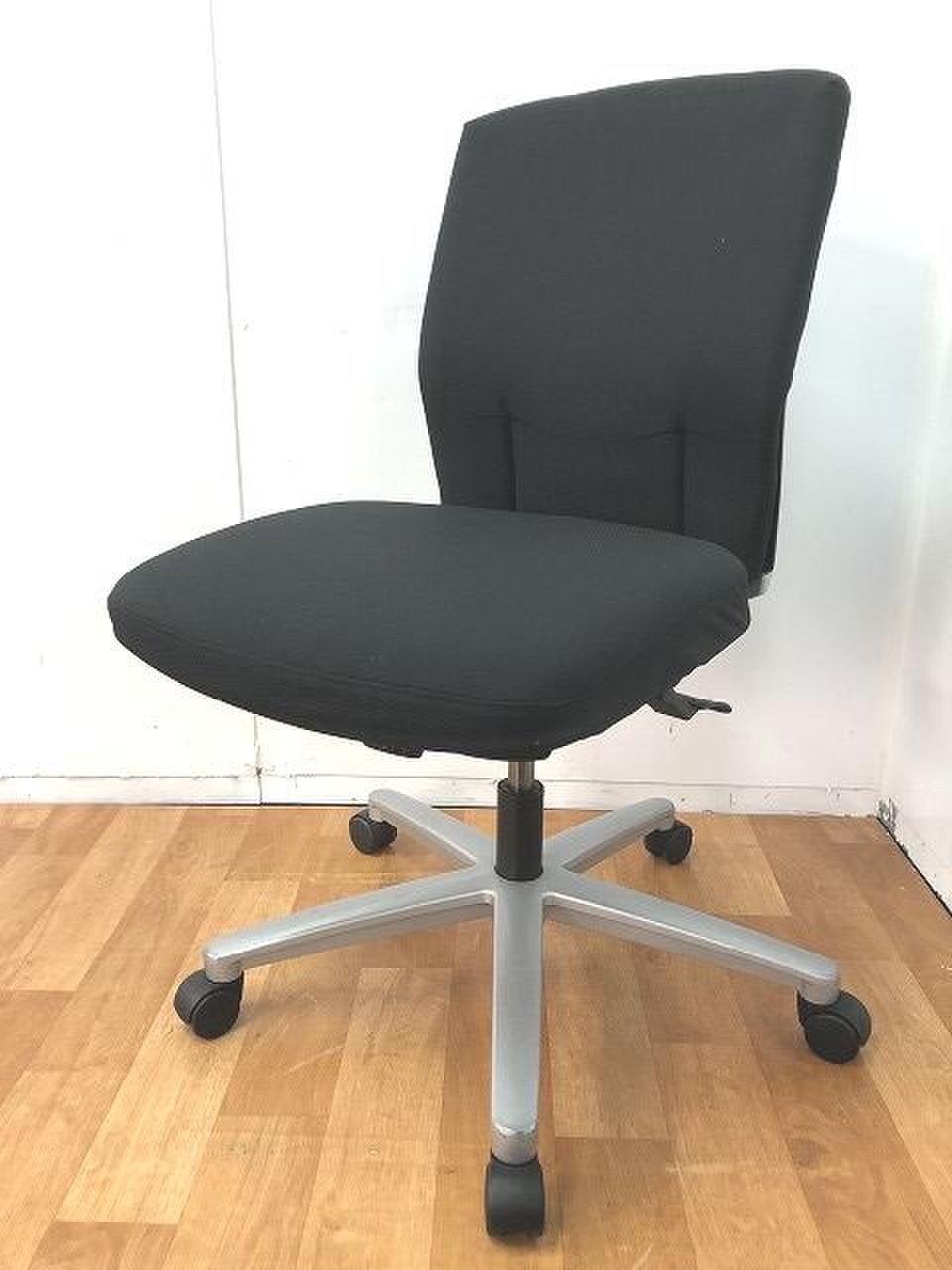 【シンプルなデザインでオフィスに馴染むOAチェアの入荷です！！】
                        NEX
                                    中古
            