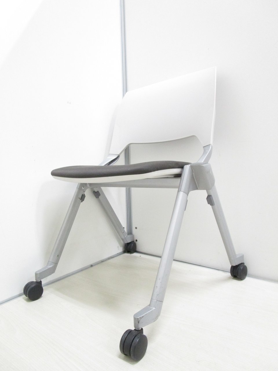 上下にも横にも重ねられるチェア
                        FM-320シリーズ 
                                    中古
            