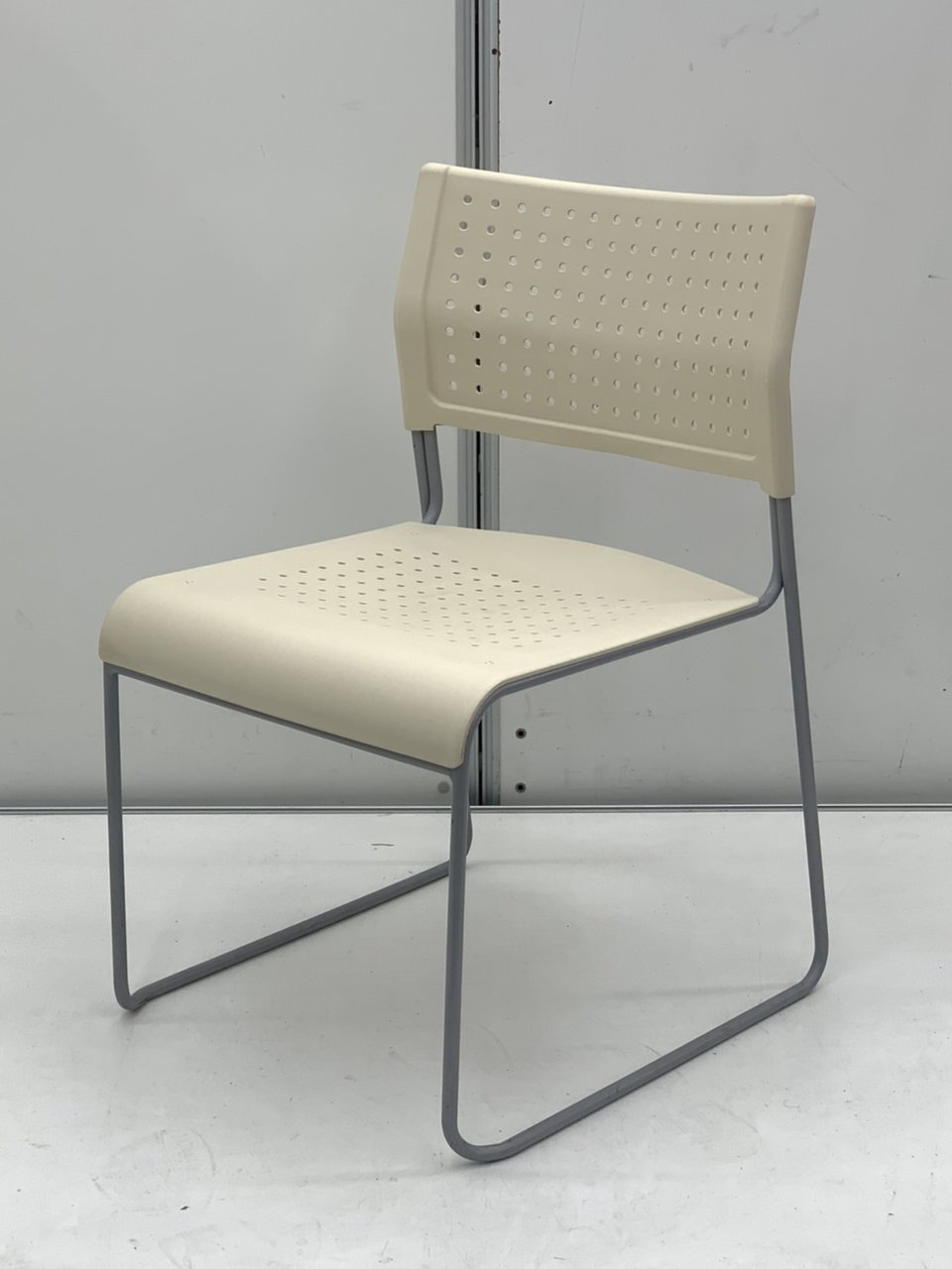 【清潔・快適に使える！】アイリスチトセ/スタッキングチェア/樹脂タイプ
                        ASLシリーズ 
                                    中古
            