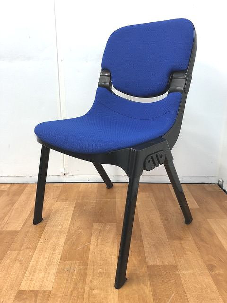 【鮮やかなブルーカラー快適スタッキングチェアの入荷です！！】
                        sbel
                                    中古
            