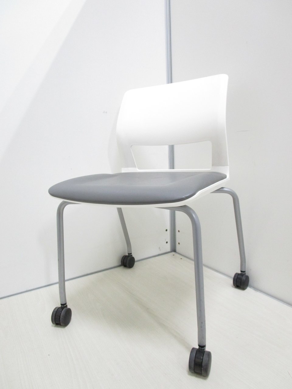 【複数入荷】お手入れ簡単なビニールレザー【座は耐アルコール性有り】
                        160シリーズ 
                                    中古
            