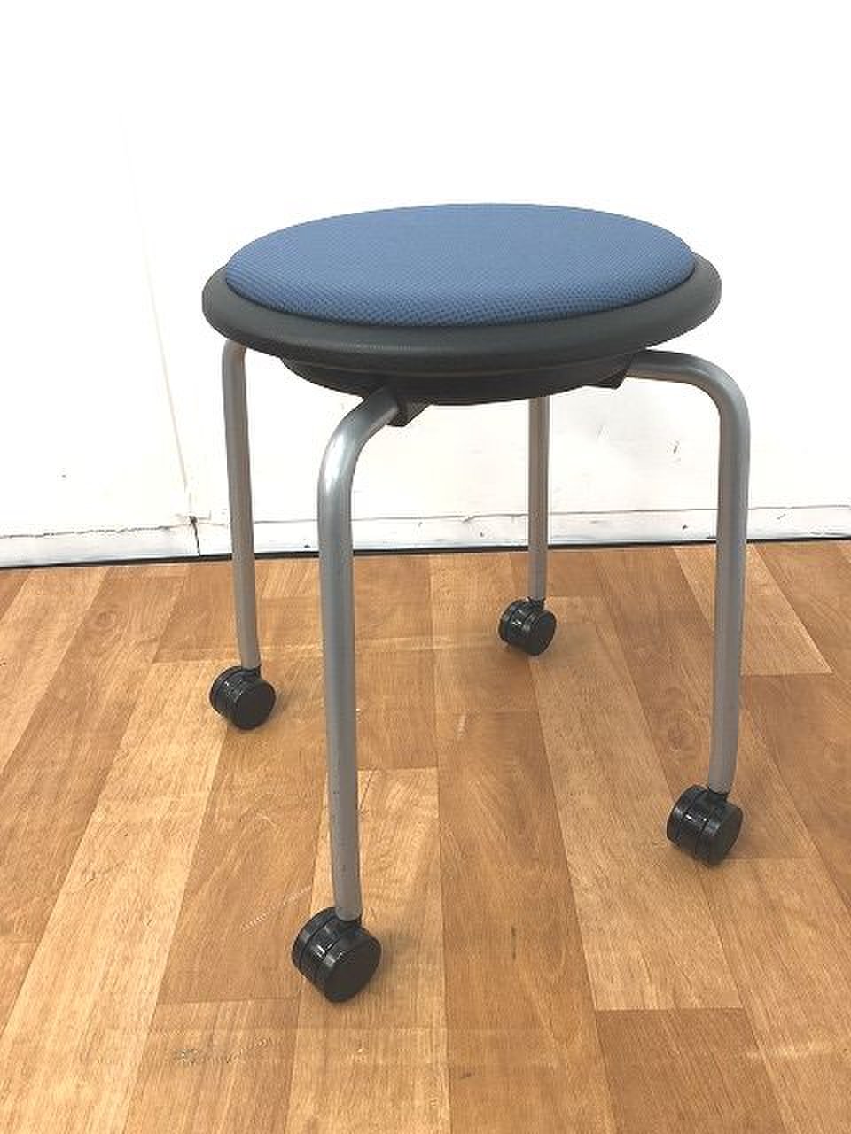 【キャスター付きで移動も簡単な丸椅子の入荷です！！】
                        その他シリーズ
                                    中古
            