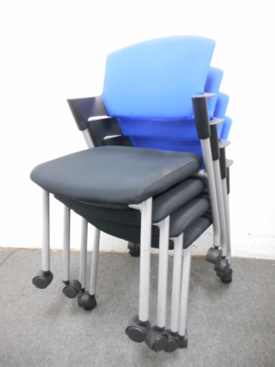 【４脚セット　ミーティングスペースなどに！】プロッティチェア（PROTTY） ブルー
                        プロッティ（キャスター付） 
                                    中古
            