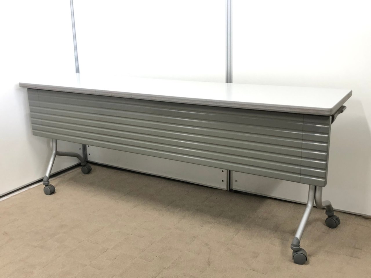 天板をまっすぐ平行に重ねられる、所謂平行スタックテーブルです。※「サイドスタックテーブル」や「サイドフォールドテーブル」は和製英語です。
                        その他シリーズ
                                    中古
            