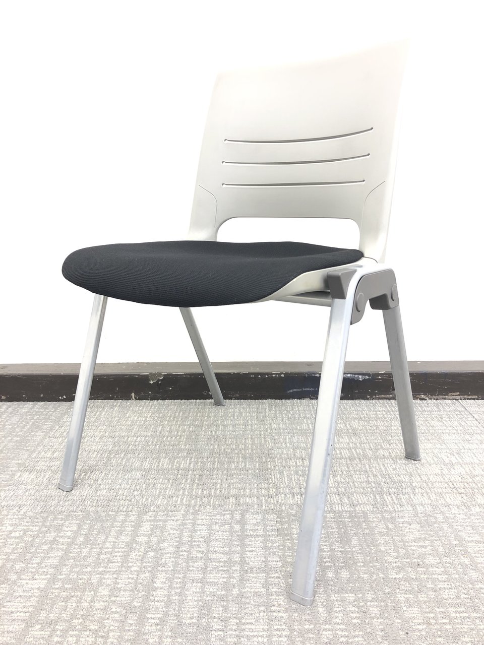 【頑丈一番スタッキングチェア！】安心の国内メーカー製！♦オカムラ製

                        エレナ 
                                    中古
            