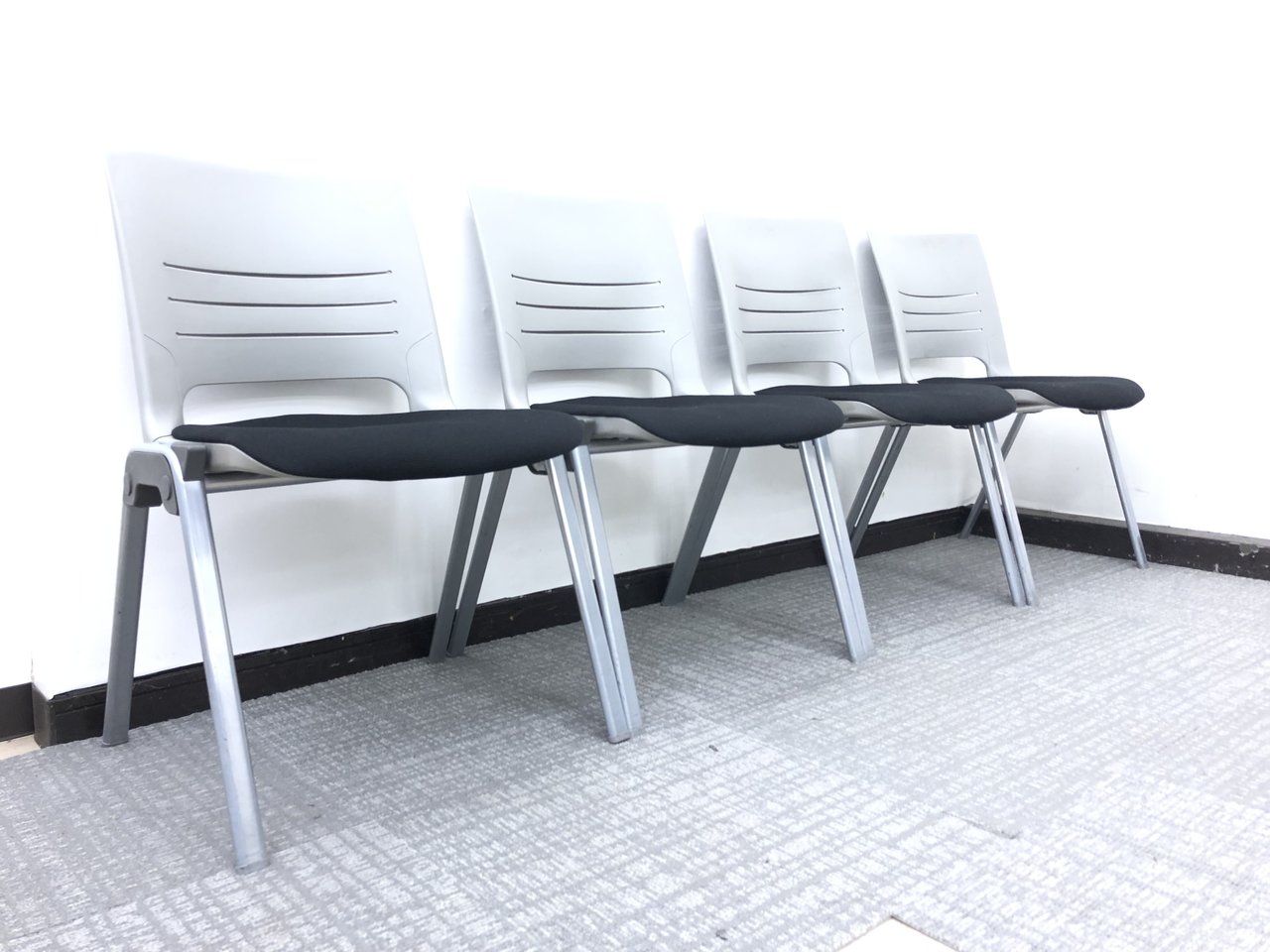 【お得な4脚セット！】まとめてお求めいただけますとお買い得となります！♦オカムラ製
                        エレナ 
                                    中古
            