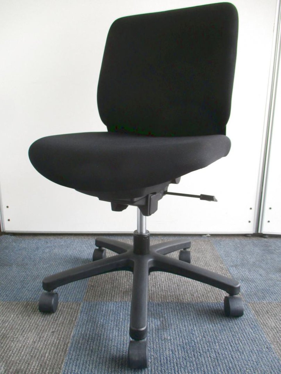 【シンプル＆ローコスト！】
ドイツのケーキのような華やかさはありませんが、
コンパクト設計で、さまざまな空間で使いやすいチェアです。★
                        トルテ 
                                    中古
            