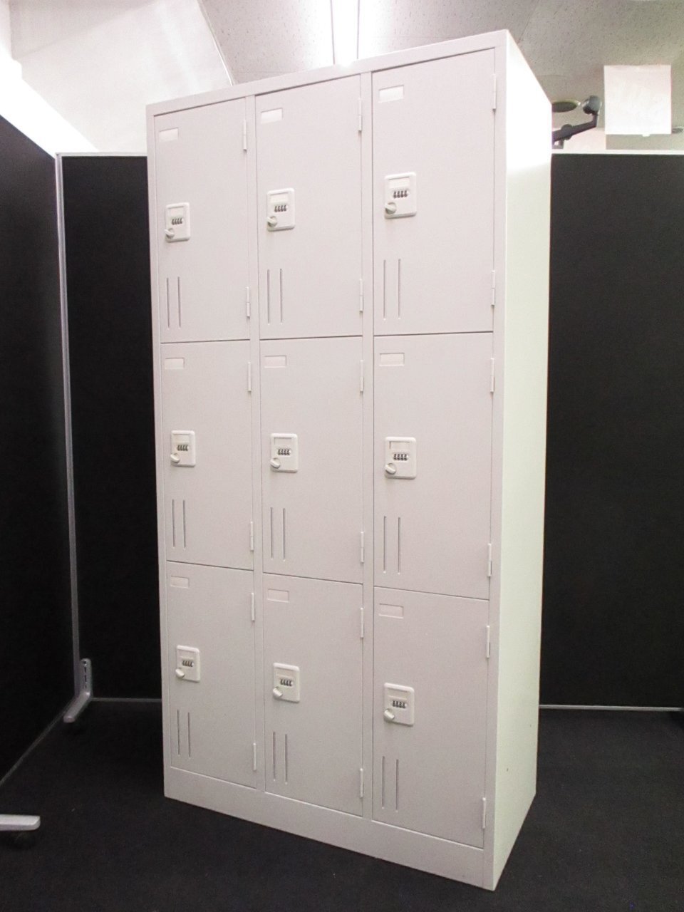 【残り3台】ダイヤル錠で簡単管理！カバンや小物の収納にもおすすめの9人用ロッカー！！
                        その他シリーズ
                                    中古
            