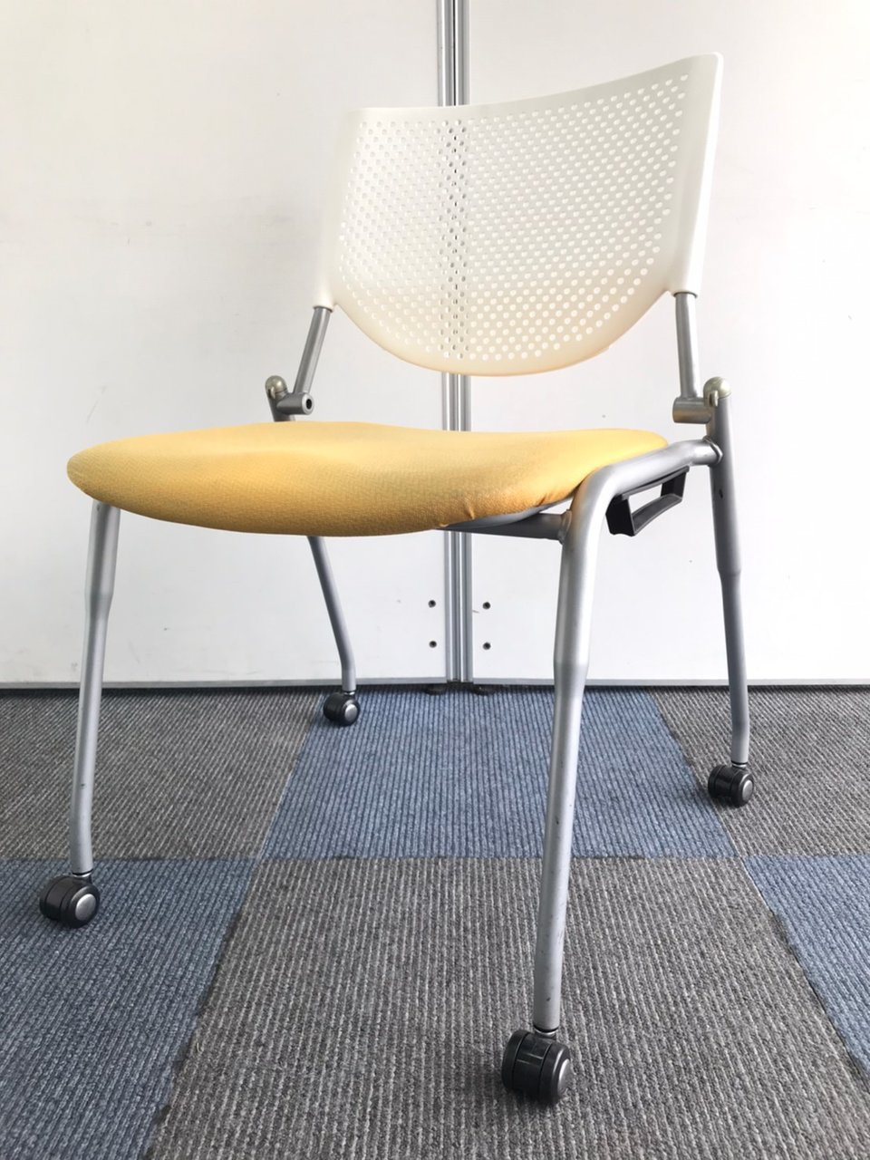 【定価約3万円！！オフィスが明るくなるイエローカラースタッキングチェアの入荷です！！】■おつとめ品
                        プロスタック 
                                    中古
            