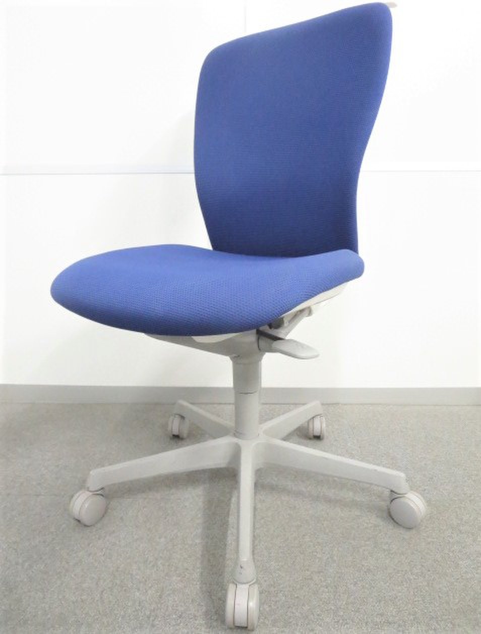 【優しくフィットする快適チェアー！】■オカムラ製　スラートチェア　ミディアムブルー　■ジャケットのシワを防ぐ！便利なハンガー付！【おつとめ品】【M】
                        スラート
                                    中古
            