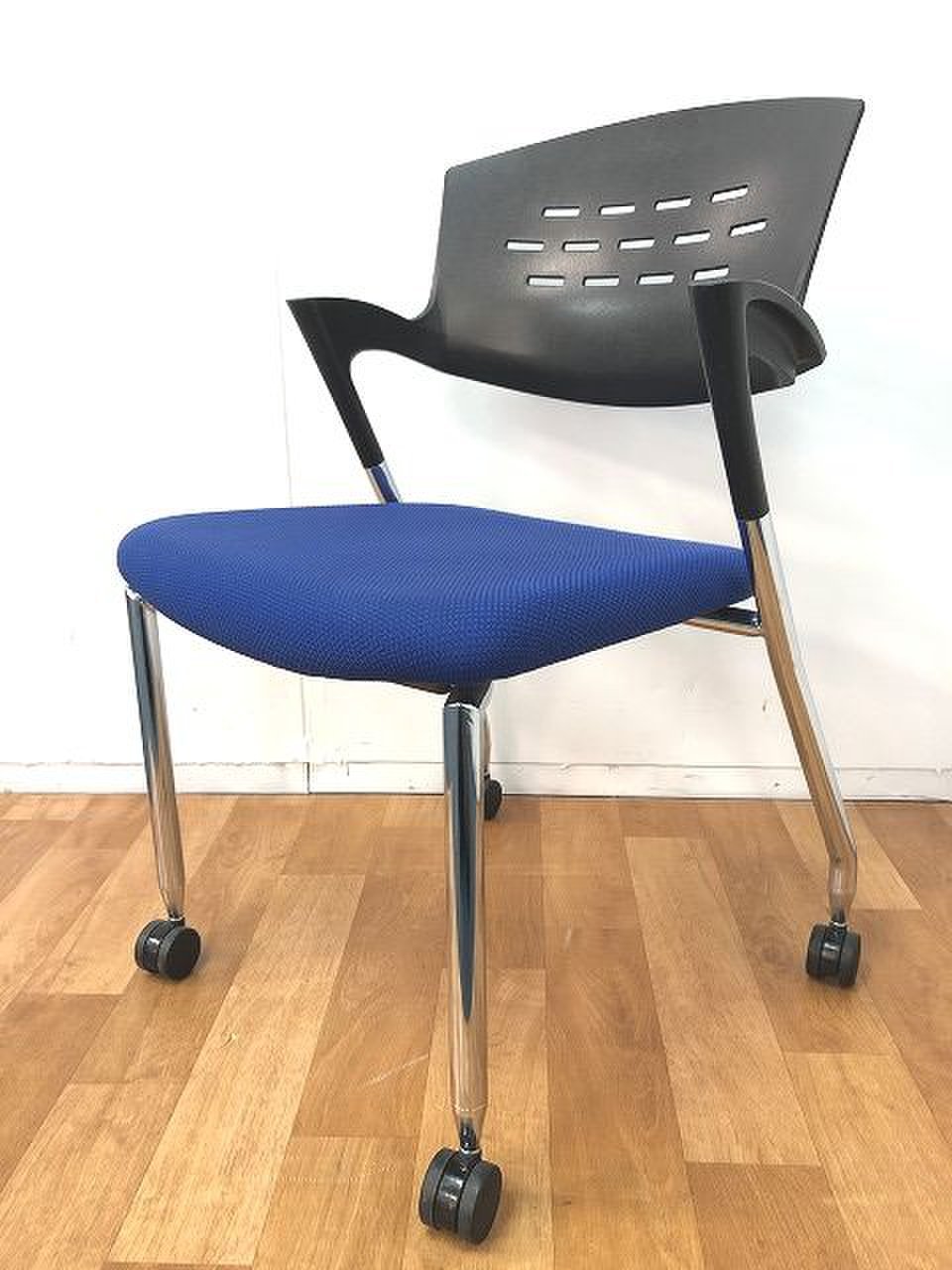 【限定1脚！！美しいデザインと機能性のスタッキングチェア！！】■おつとめ品
                        カクタス 
                                    中古
            