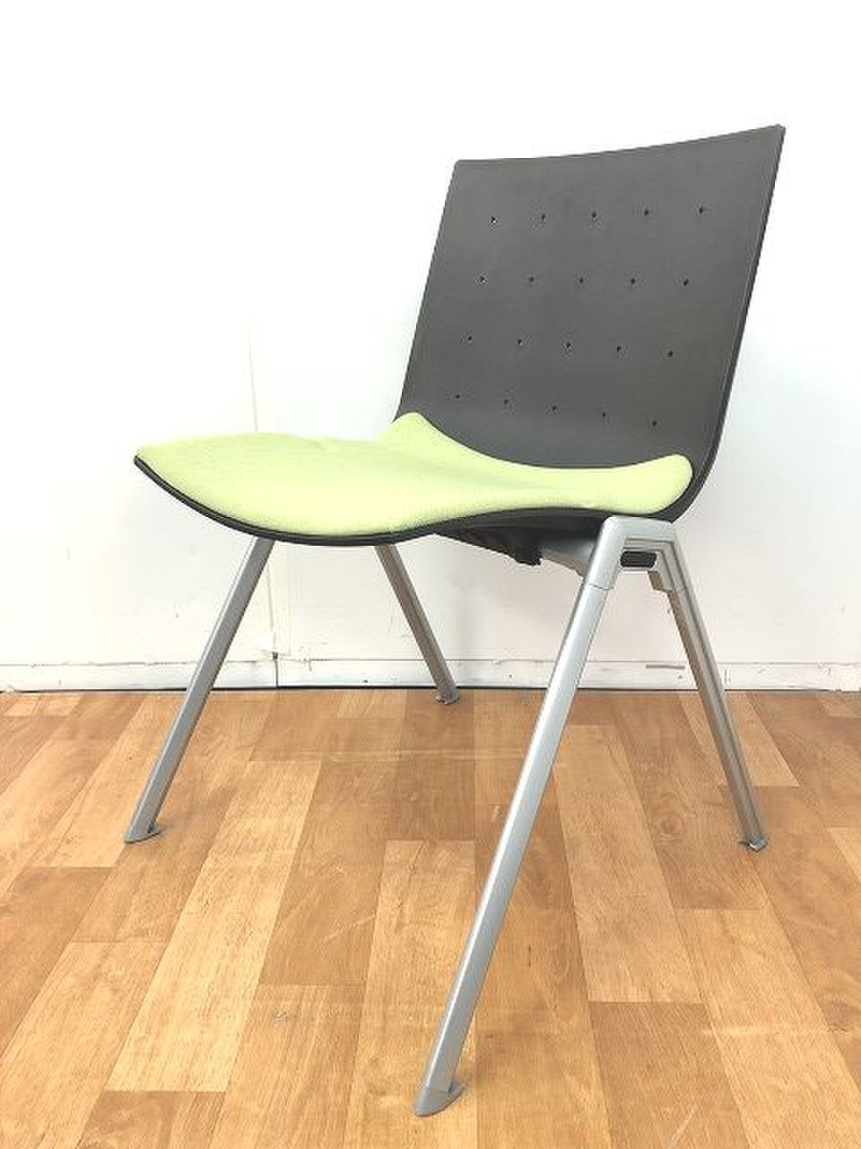 おすすめ商品！！【定価約3万円！！グリーン×ブラックカラースタッキングチェアのロット入荷です！！】
                        その他シリーズ
                                    中古
            