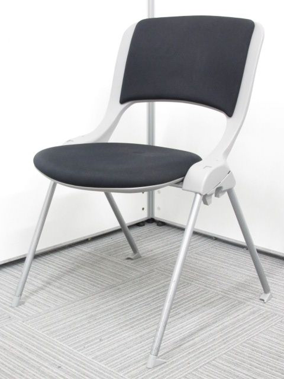 【定価約2万5千円！！グレー×ブラックカラースタッキングチェアの入荷です！！】■おつとめ品
                        エムエクス-40 
                                    中古
            