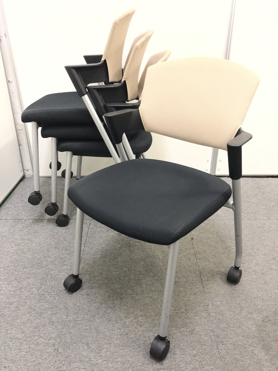 【4脚セット】ロット購入にオススメ！人気シリーズが4脚セットで単品よりお求めやすく！！
                        プロッティ（キャスター付） 
                                    中古
            