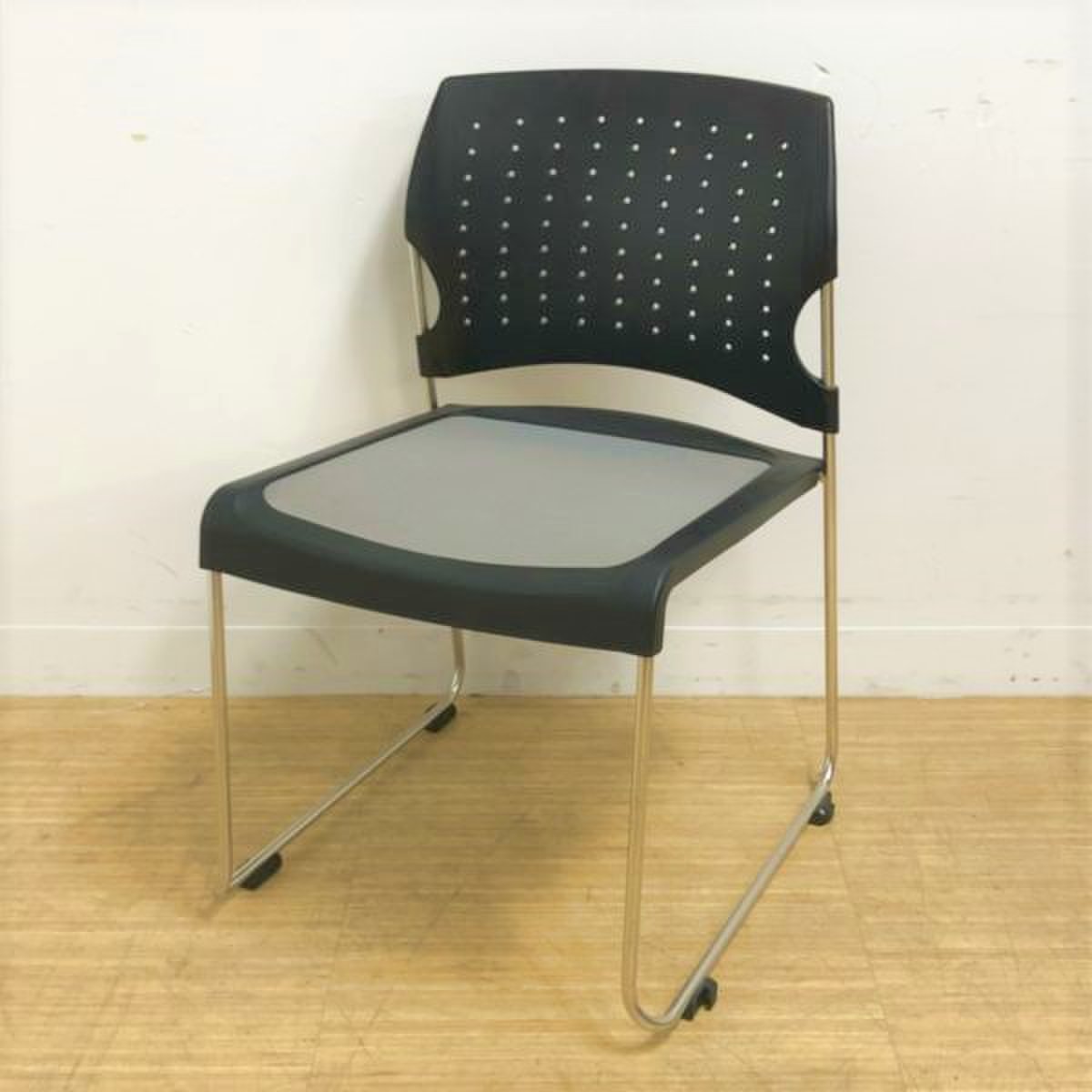 座・メッシュ　背・樹脂の汚れに強く長持ちな会議チェア
                        プレド 
                                    中古
            