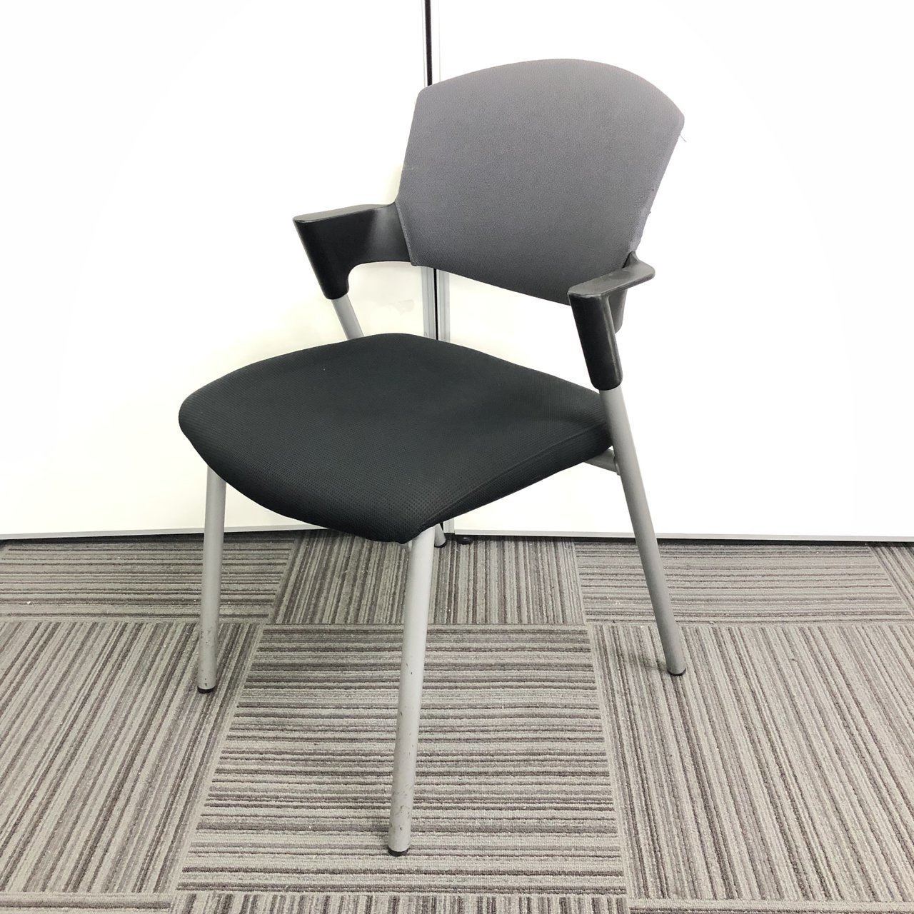 コクヨ製　プロッティ　スタッキングチェア　グレー×ブラック　ツートンカラー　ロット　入替　会議用　新規　起業　おすすめ　ミーティング【在庫入替品】
                        プロッティ（キャスターなし） 
                                    中古
            