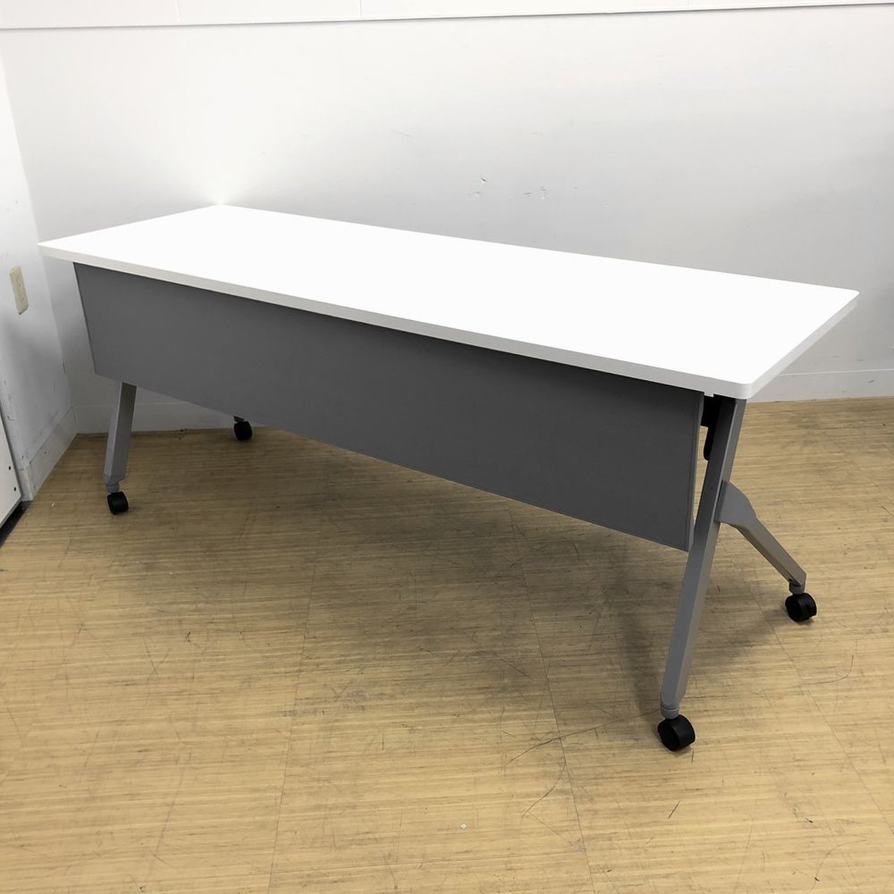 【定価約7万円！！2012年製！！機能性も充実のホワイトカラースタックテーブルの入荷です！！】■おつとめ品
                        フラプター 
                                    中古
            