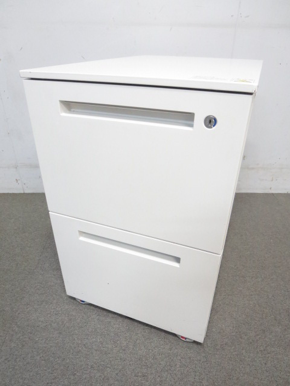 【定価約6万円！！オフィスを明るくするホワイトカラーの人気2段ワゴンの入荷です！！】■おつとめ品
                        CZR 
                                    中古
            