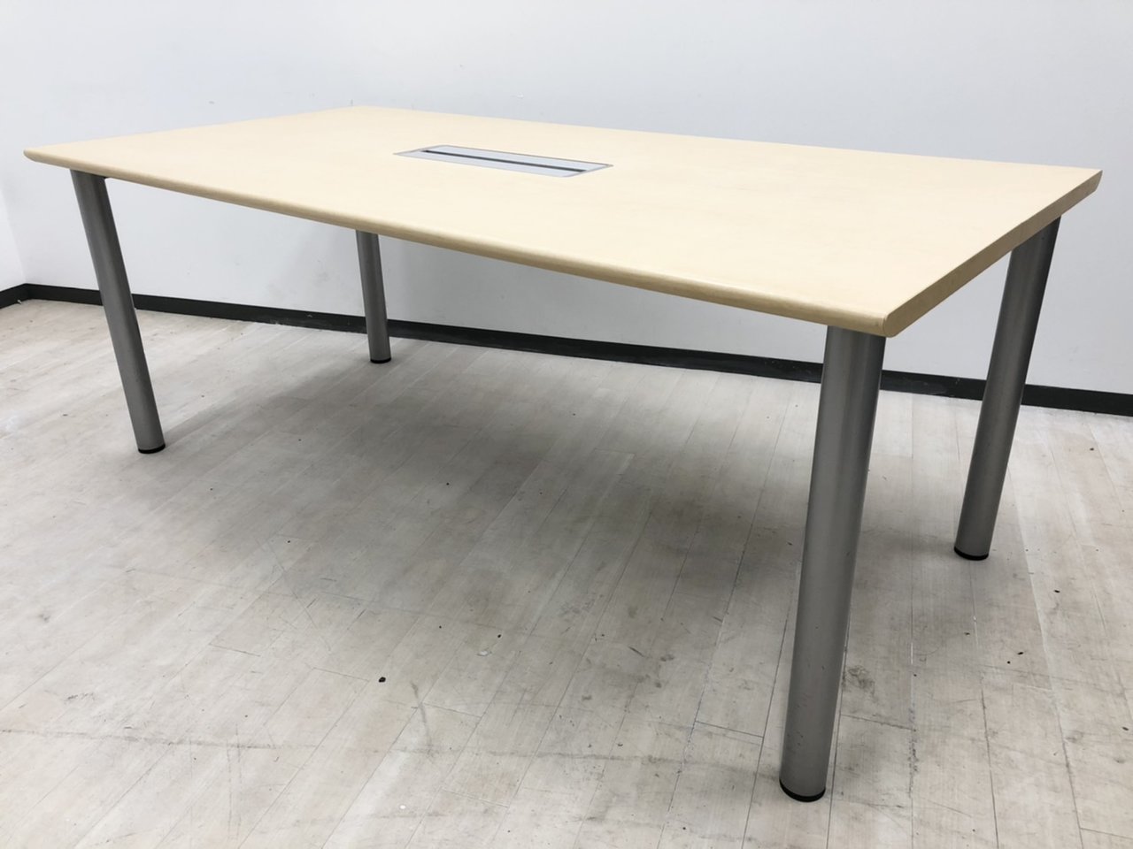 PC利用の会議に便利！配線カバー付きでかさばらない！イトーキ/ナチュラル/1800サイズ
                        コムネット
                                    中古
            