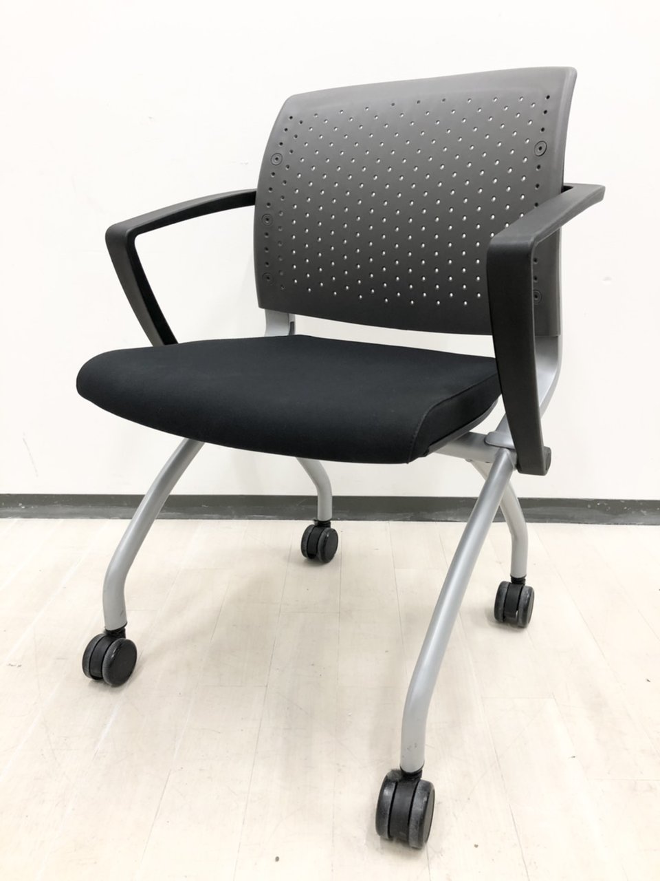 1000脚以上の大量入荷！数揃う平行スタックチェア入荷！セミナー室やミーティングルームに！
                        その他シリーズ
                                    中古
            