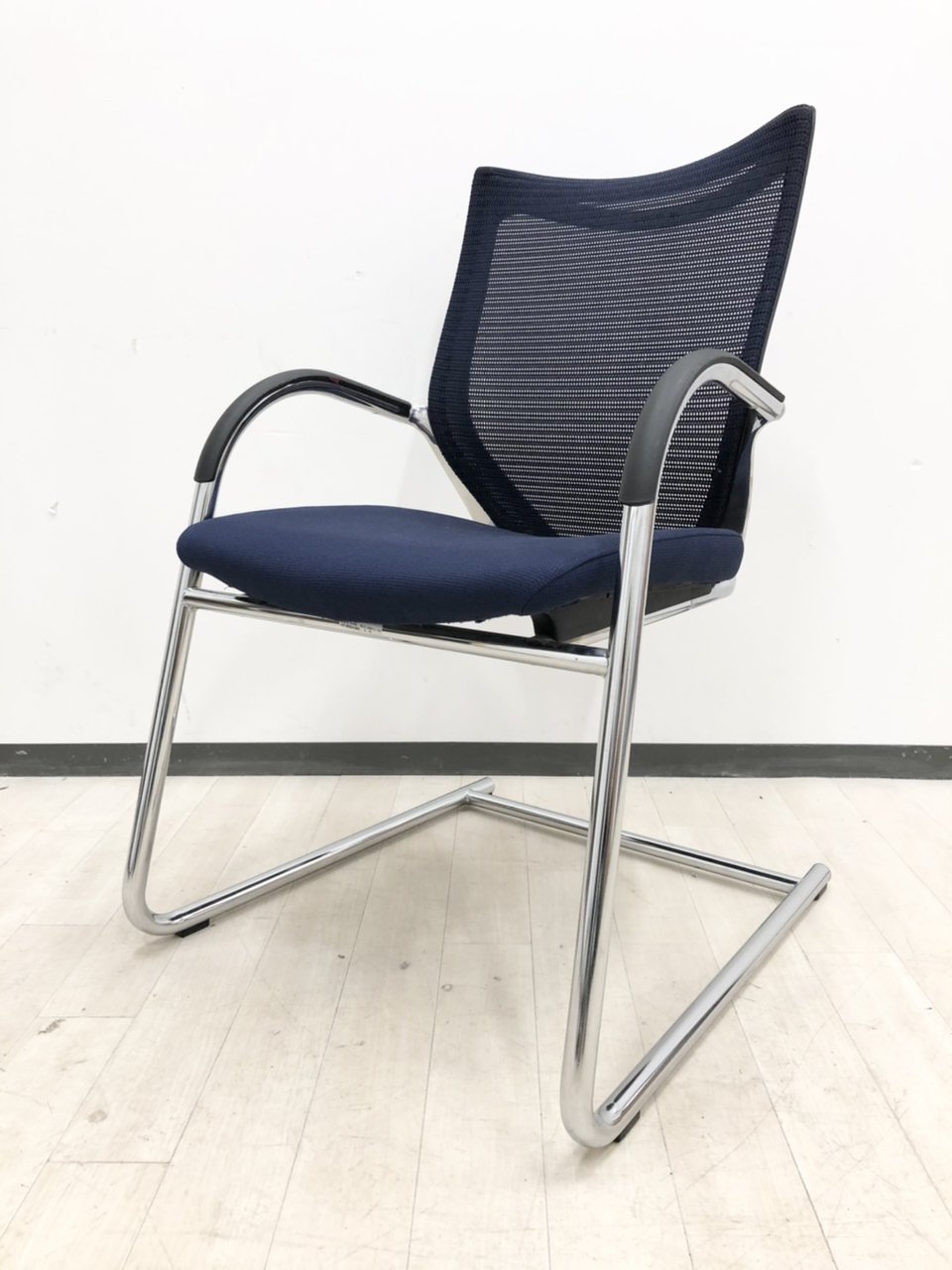 こだわりたい方必見！高級ミーティングチェアがロット入荷！オカムラ/バロン/ブルー
                        バロン 
                                    中古
            