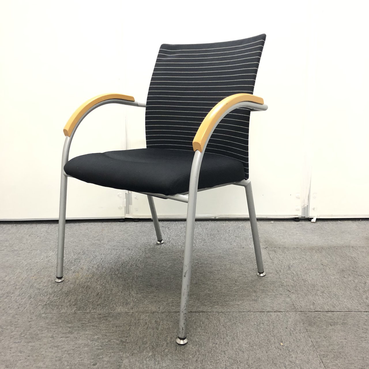 【尼崎店限定価格！！】ウチダ｜スタッキング｜ブラックカラー｜肘付きスタッキングチェア！！【関西在庫数ナンバーワン・尼崎店】
                        その他シリーズ
                                    中古
            