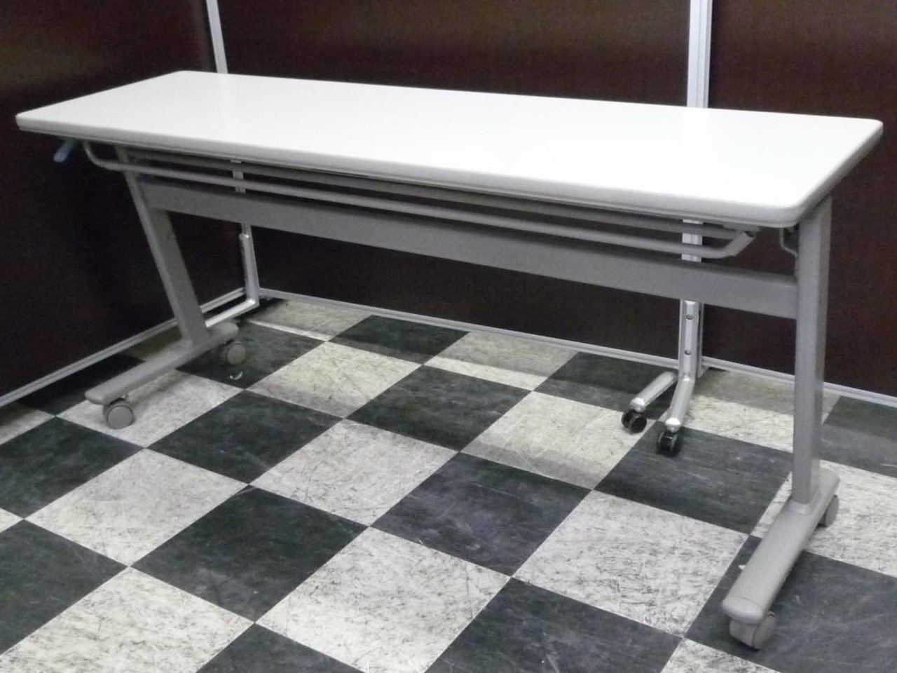 【状態良好！】【８台入荷！】
使いやすいサイズ感！
オカムラ/サイドテーブル
                        サイドテーブルN 
                                    中古
            