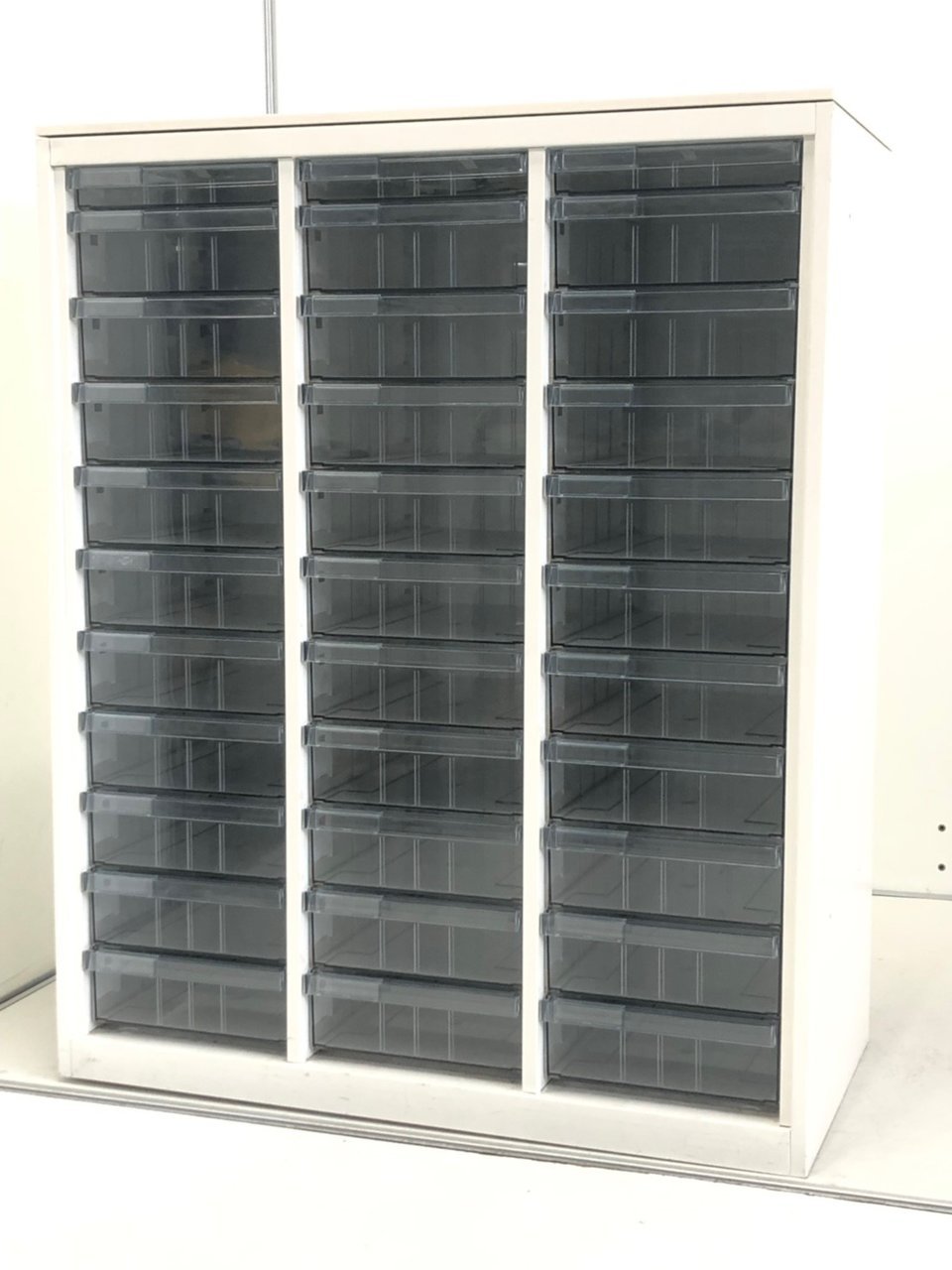 【レア商品】書類整理便利！
パンフレット、文房の収納に！
クリスタルトレーキャビネット
                        その他シリーズ
                                    中古
            